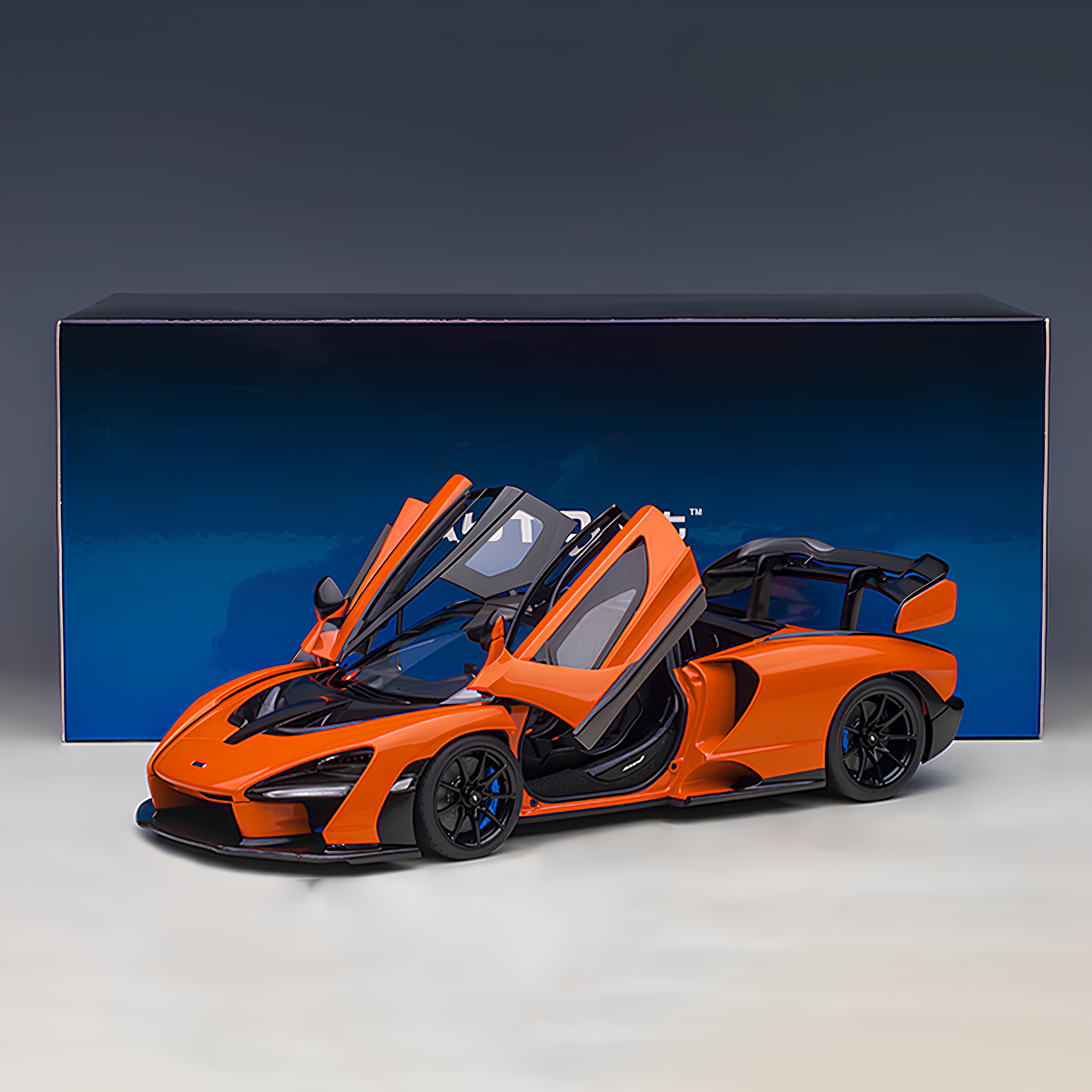 Miniatura McLaren Senna 1:18 Autoart Laranja