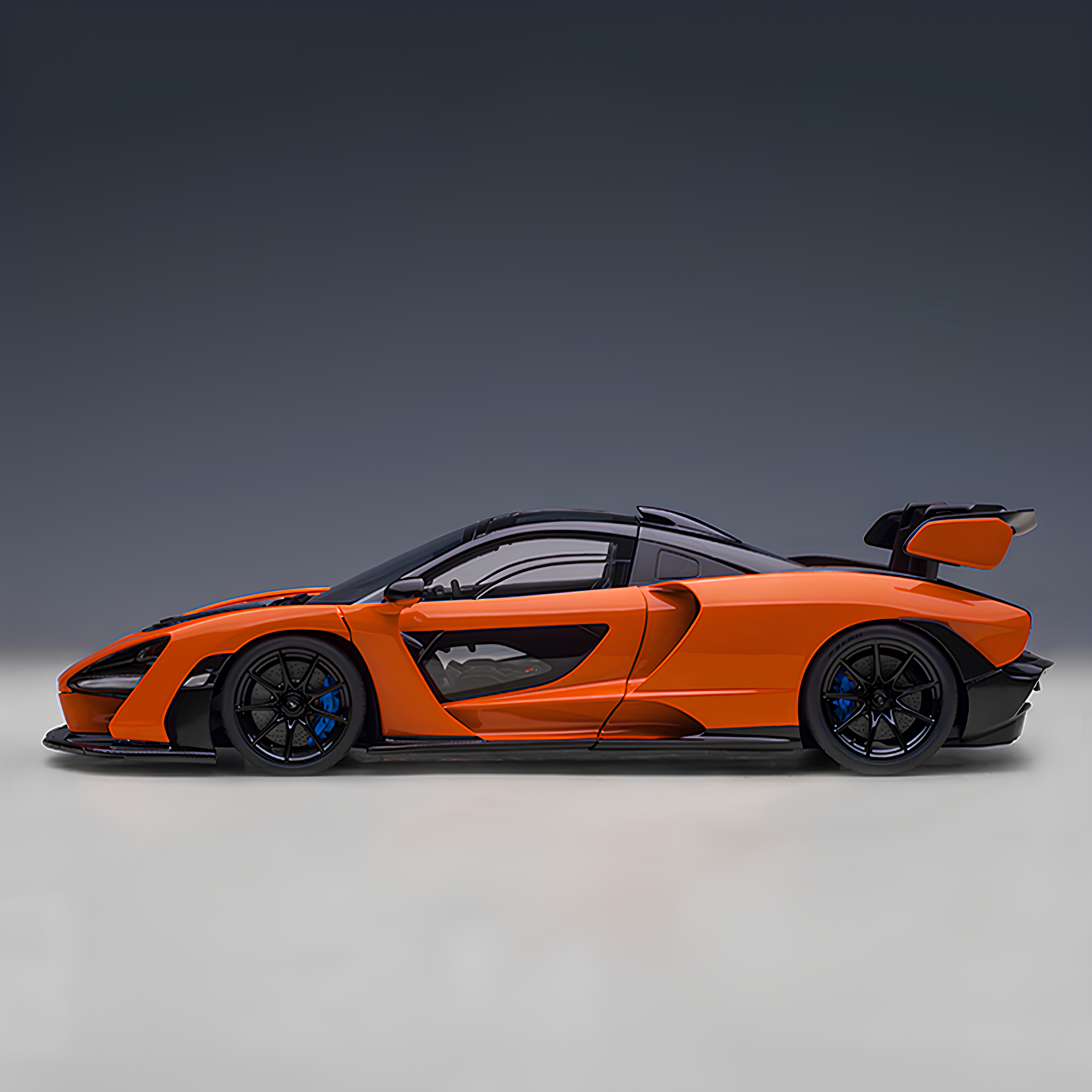 Miniatura McLaren Senna 1:18 Autoart Laranja