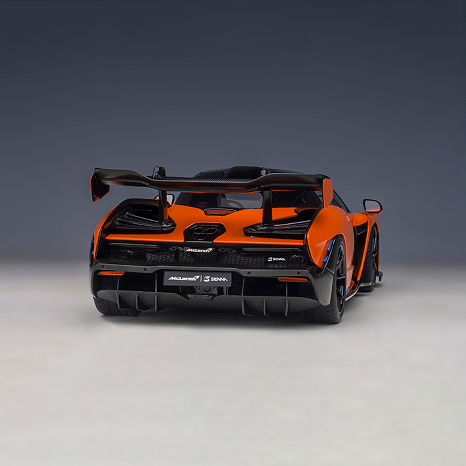 Miniatura McLaren Senna 1:18 Autoart Laranja