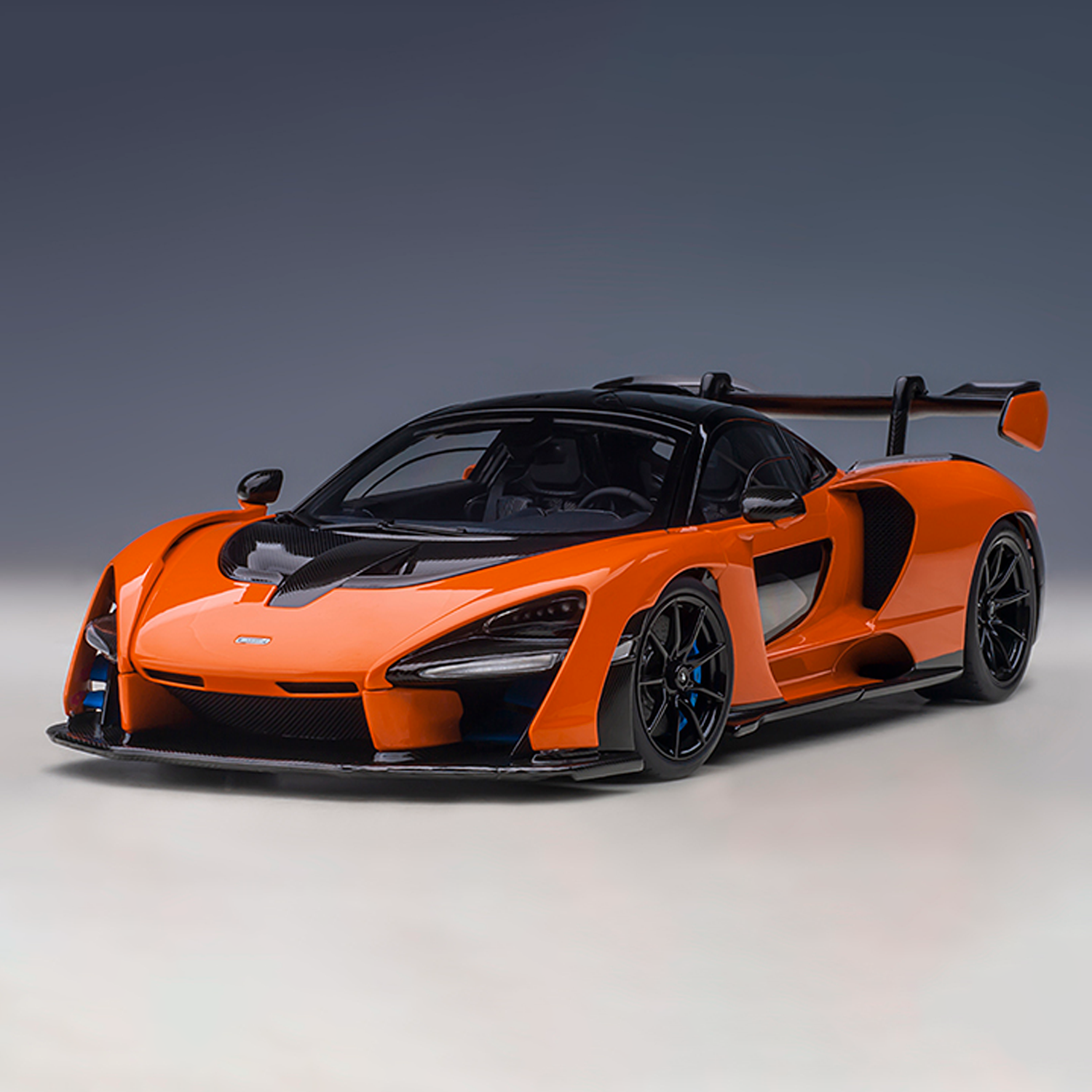 Miniatura McLaren Senna 1:18 Autoart Laranja
