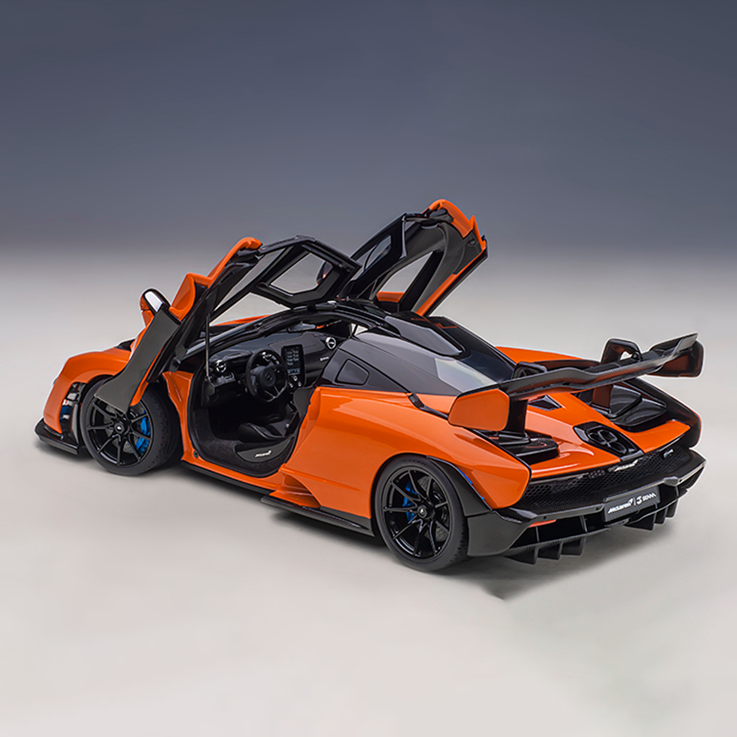 Miniatura McLaren Senna 1:18 Autoart Laranja
