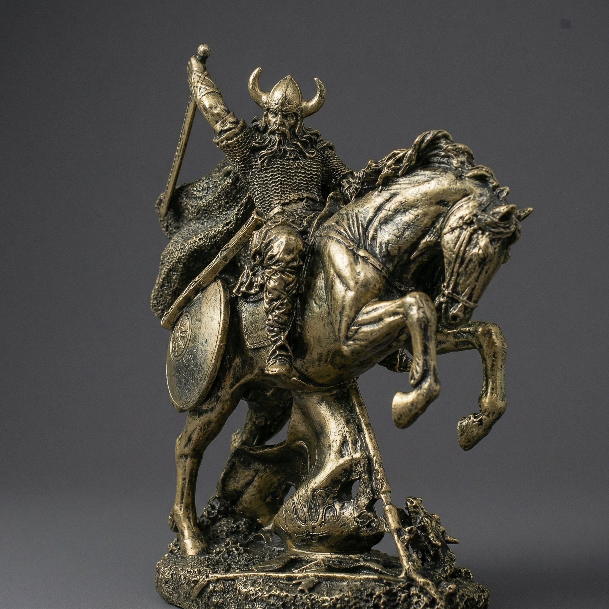 Escultura Guerreiro Medieval a Cavalo em Resina Estilo Europeu Clássico