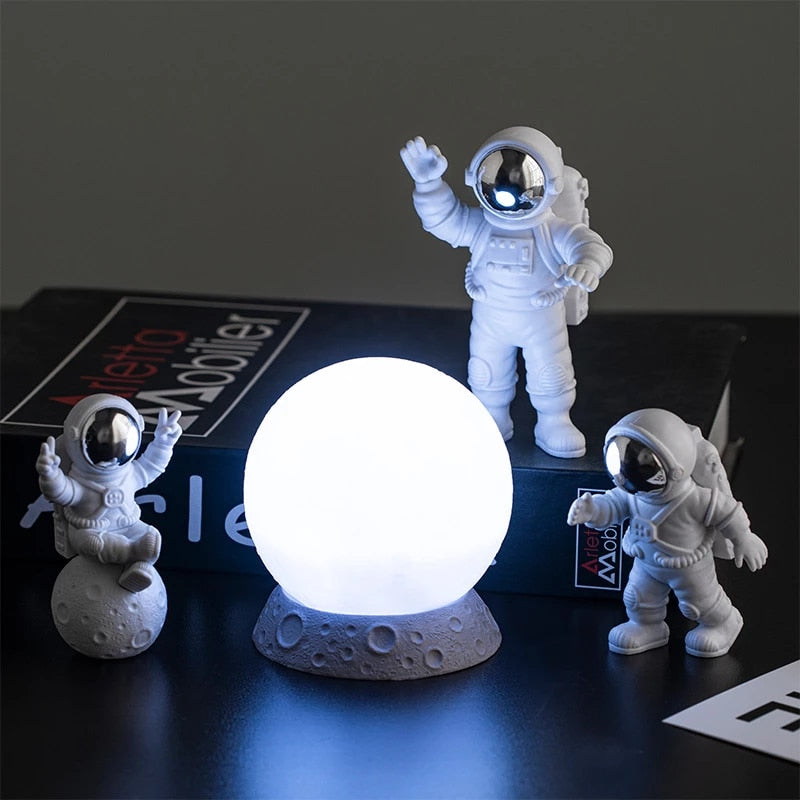 Conjunto Luminária Astronautas 4Pcs Figura Decorativa - Homenge