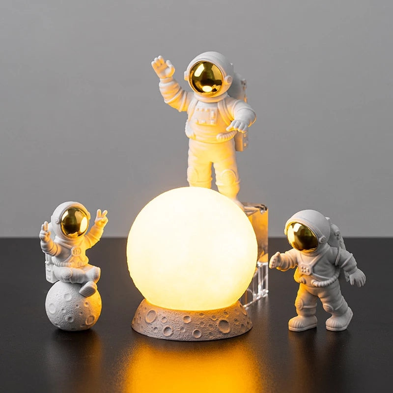 Conjunto Luminária Astronautas 4Pcs Figura Decorativa - Homenge