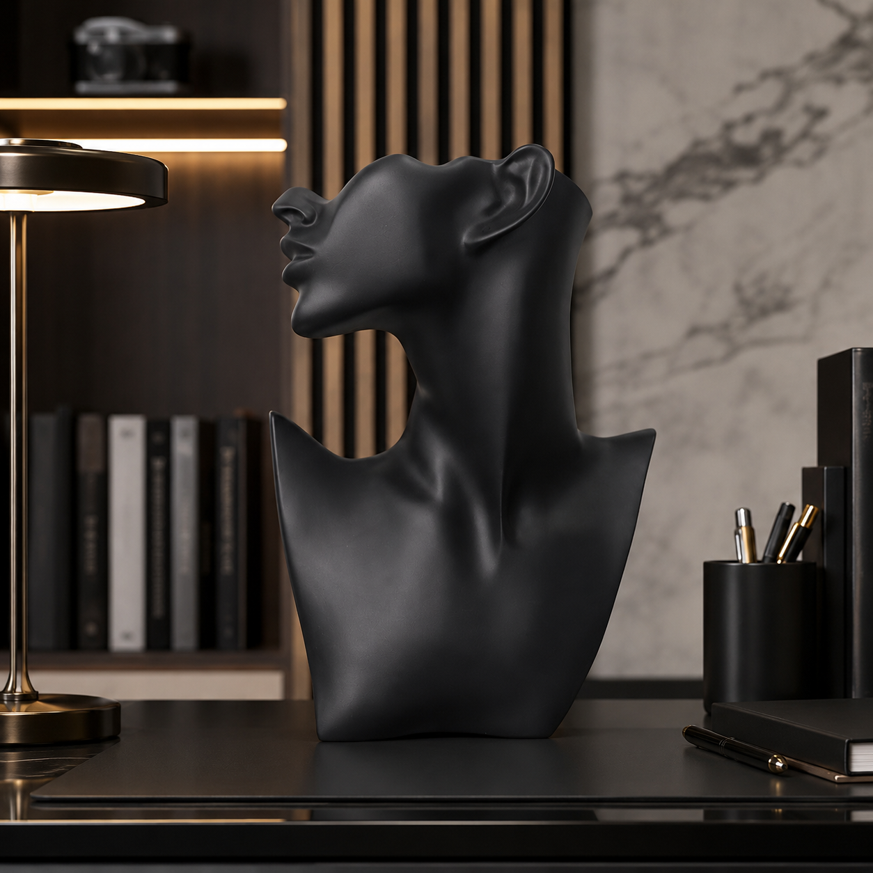 Escultura Abstrata Feminina com Acabamento em Resina Preto
