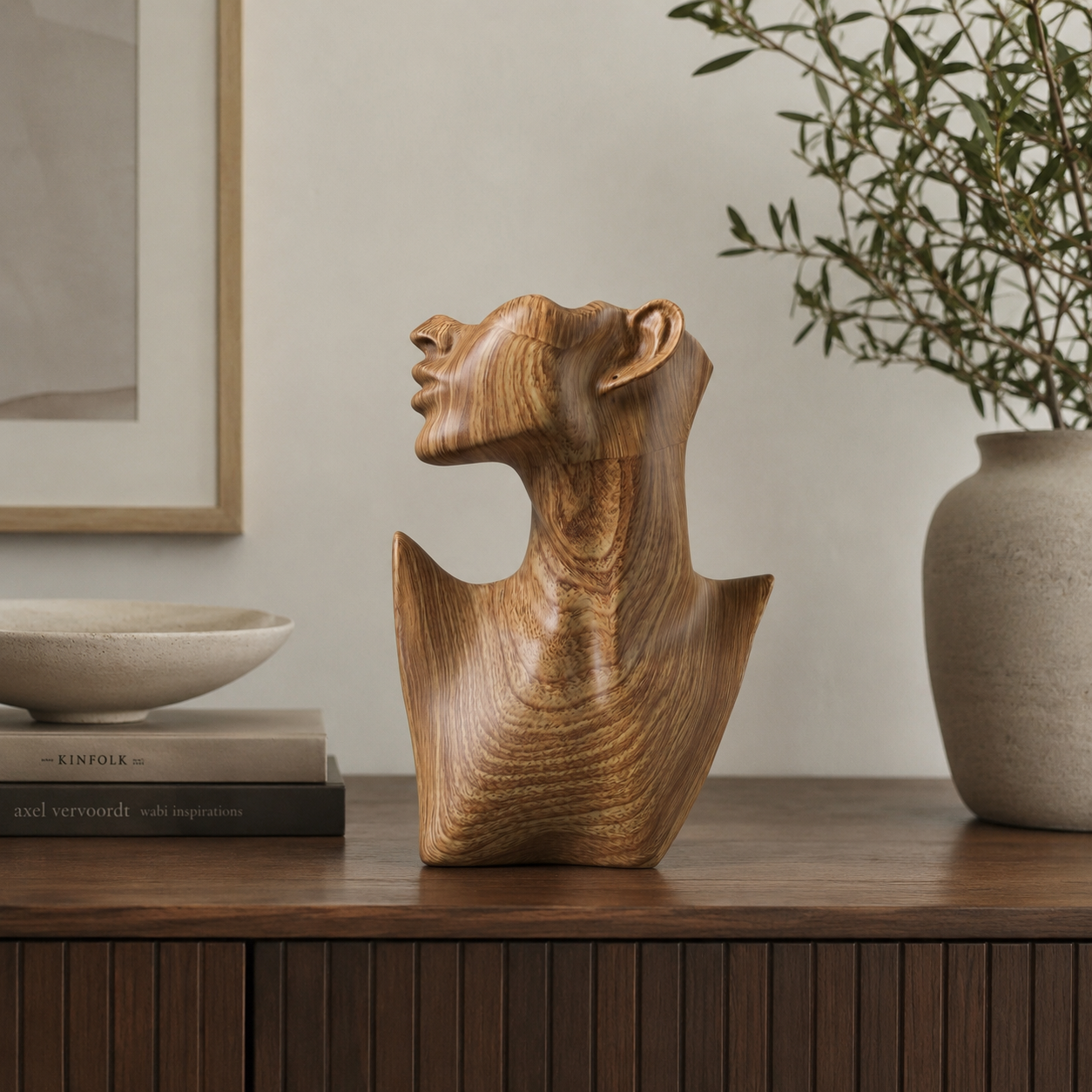 Escultura Abstrata Feminina com Acabamento Amadeirado em Resina