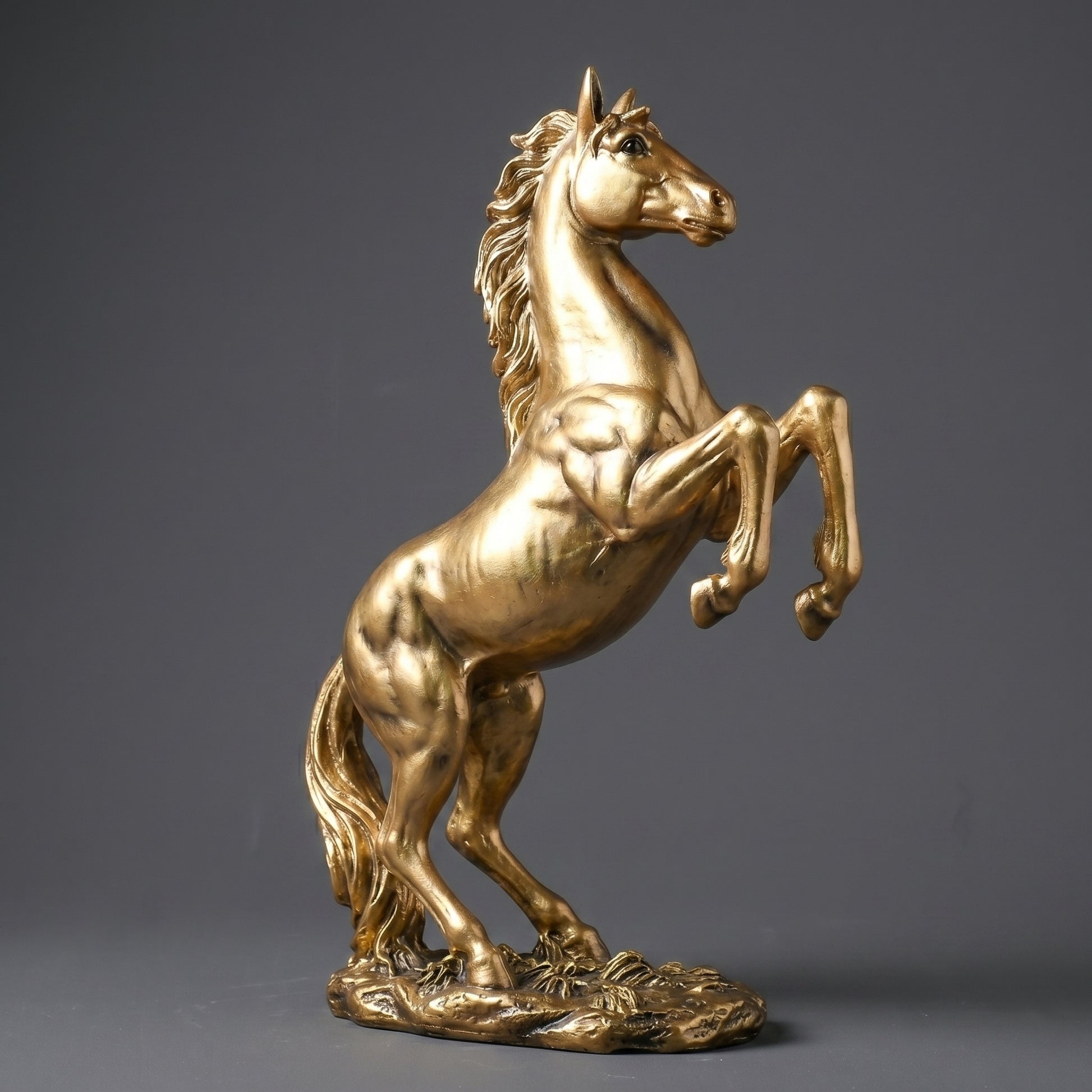 Escultura Decorativa Cavalo em Movimento em Resina Dourada