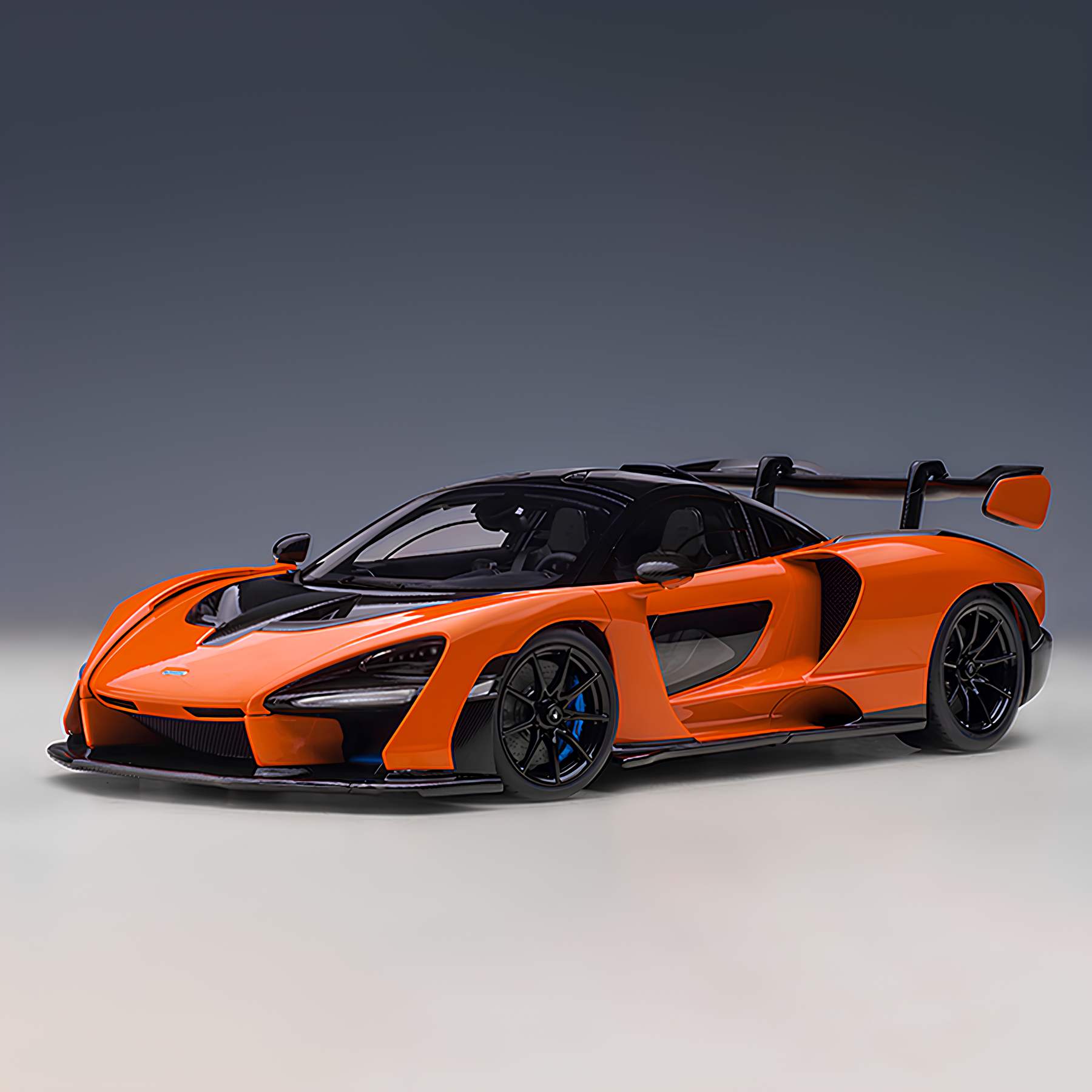 Miniatura McLaren Senna 1:18 Autoart Laranja – Homenge