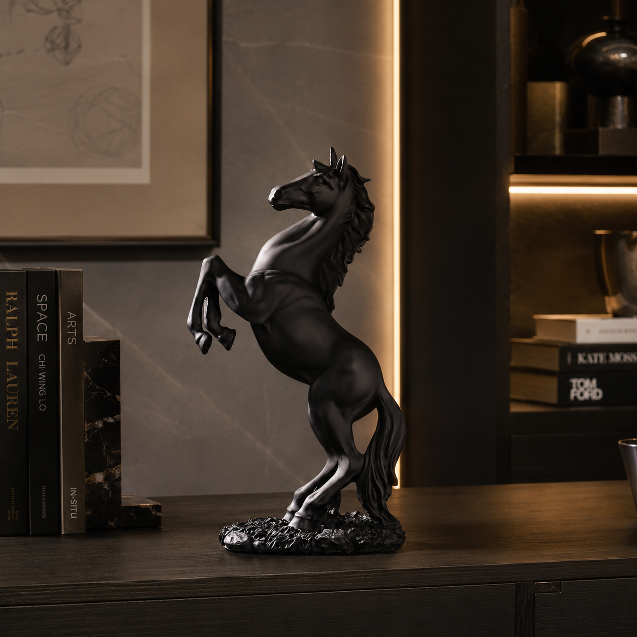 Escultura Decorativa Cavalo em Movimento em Resina Dourada