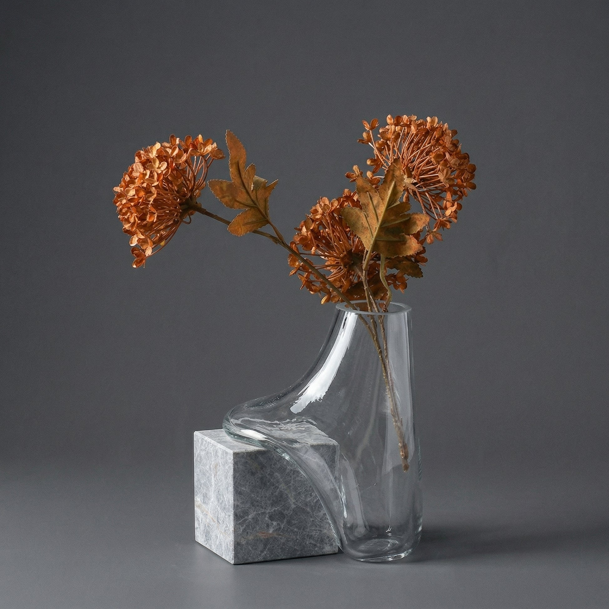 Vaso Decorativo Escultural em Vidro com Base em Mármore Minimalista