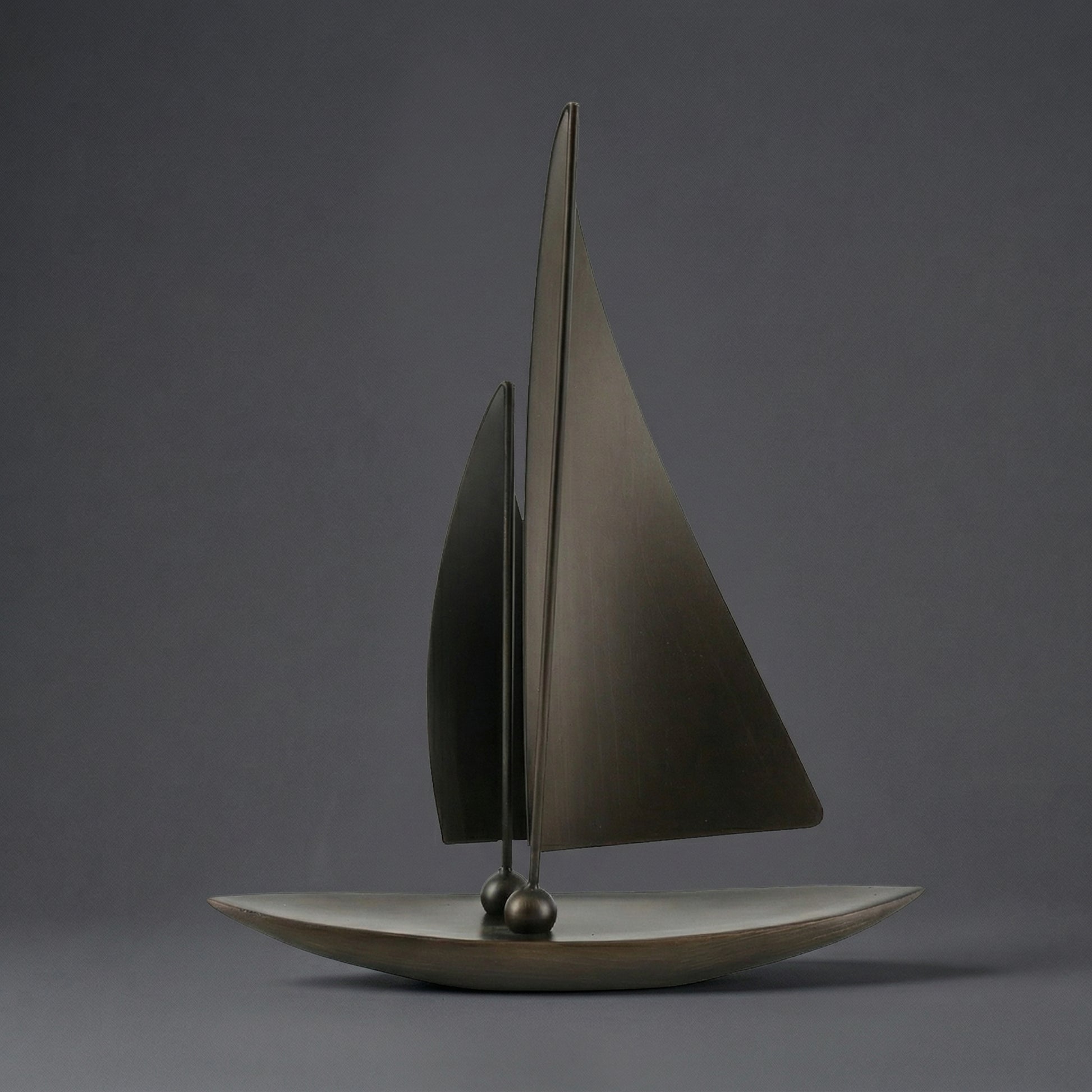 Escultura Náutica Minimalista em Resina Preta Fosca