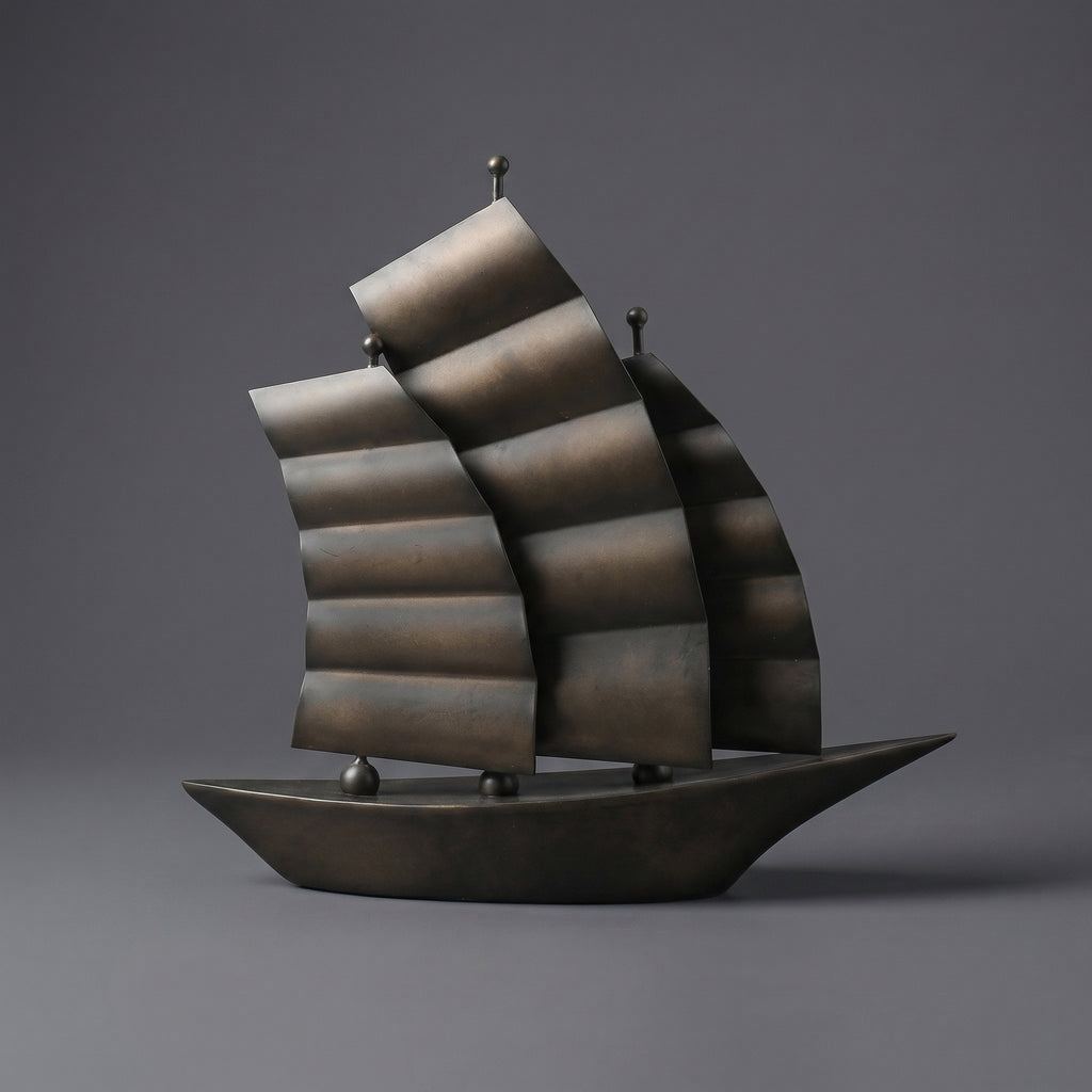 Escultura Náutica de Veleiro Triplo em Metal e Resina Estilo Oriental Contemporâneo