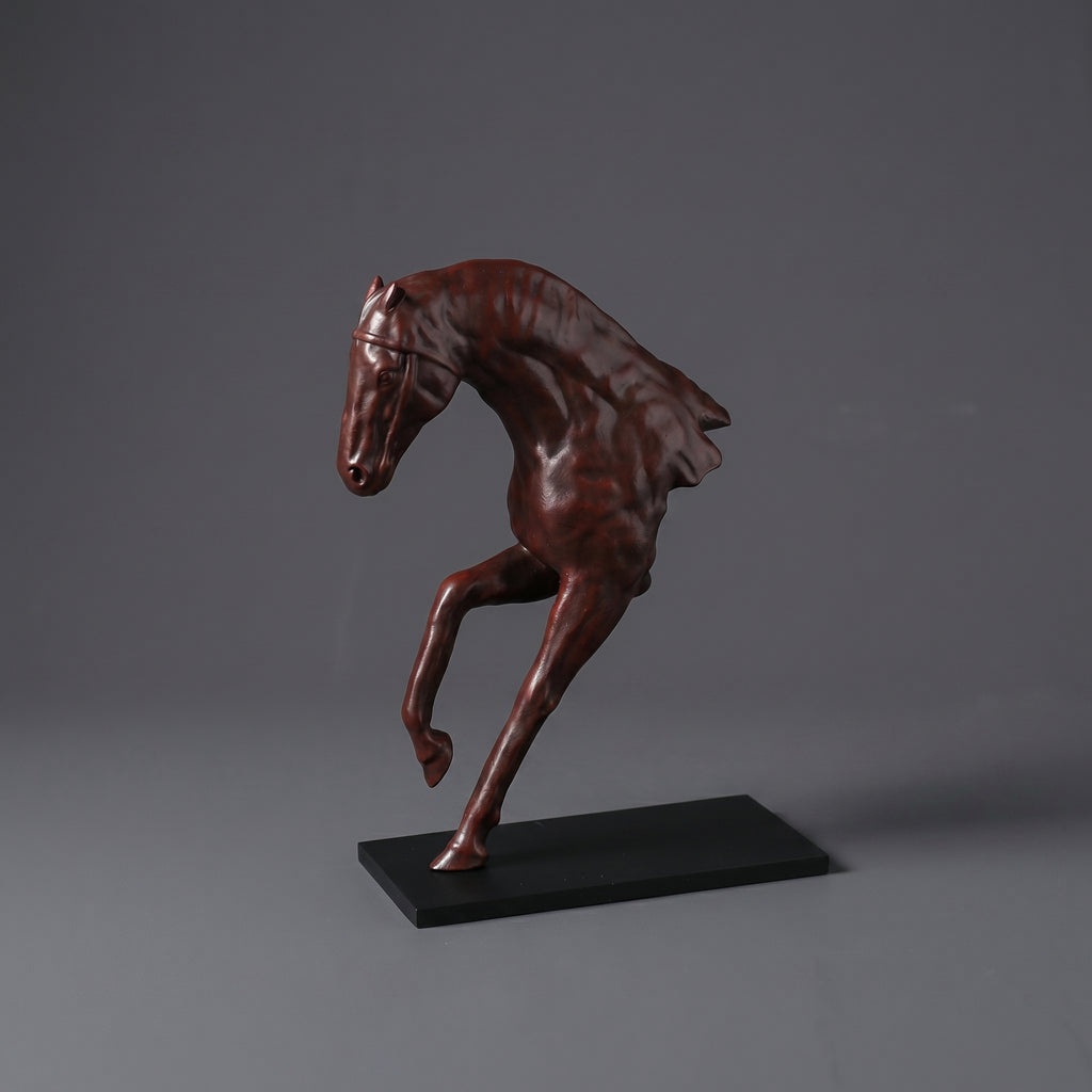 Escultura Decorativa Cavalo em Movimento Estilo Clássico Contemporâneo em Resina