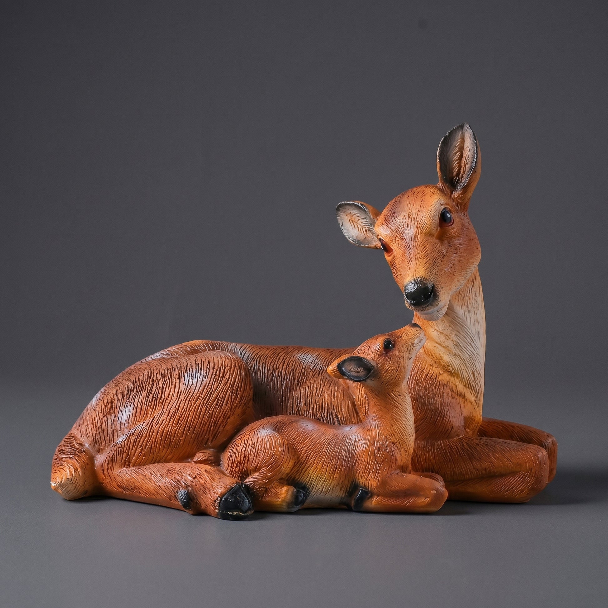 Escultura Decorativa Mãe Cervo e Filhote em Resina