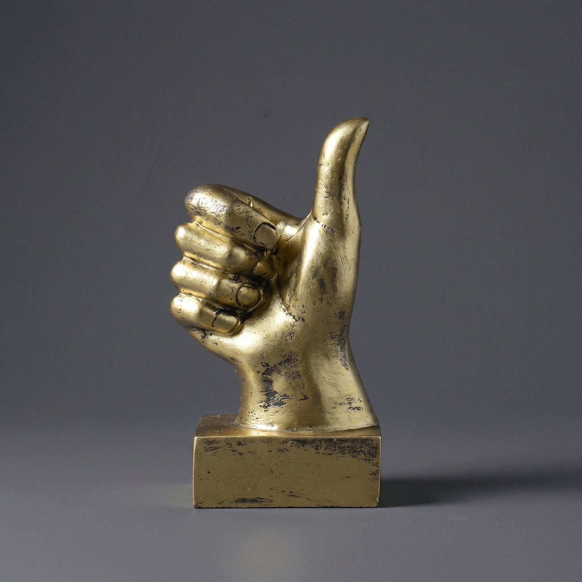 Escultura Decorativa Sinal de Aprovação Polegar Positivo Joinha em Resina Dourada para Escritório Estante Mesa e Ambientes Modernos