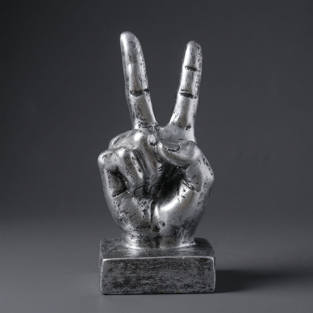 Escultura Decorativa Sinal da Paz em Resina Prateada para Escritório Estante Mesa e Ambientes Modernos