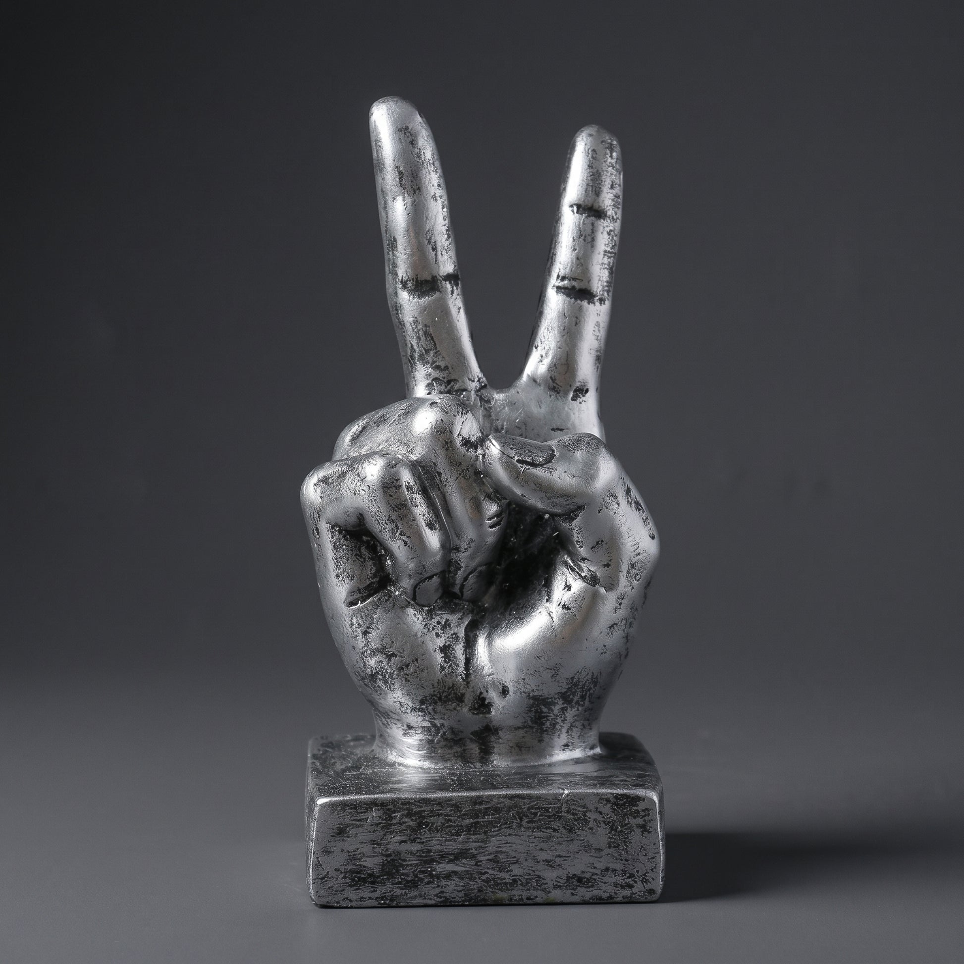 Escultura Decorativa Sinal da Paz em Resina Prateada para Escritório Estante Mesa e Ambientes Modernos