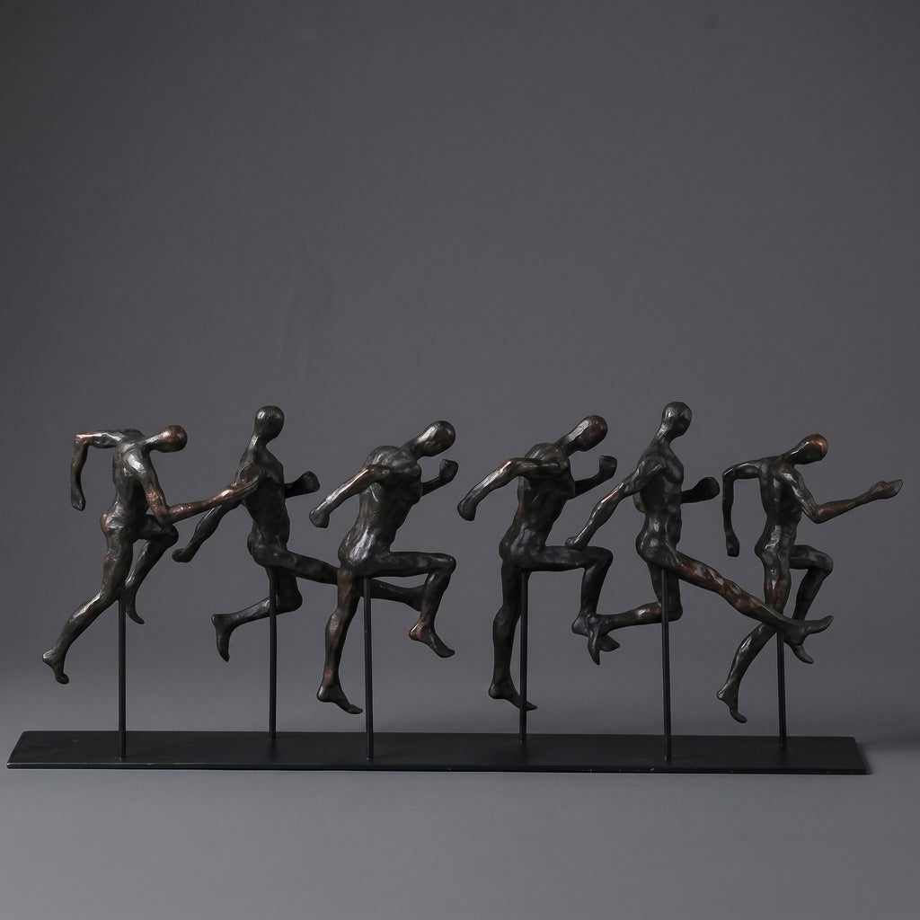 Escultura Decorativa Maratona Corredores em Movimento em Resina e Metal para Sala Escritório e Ambiente Esportivo