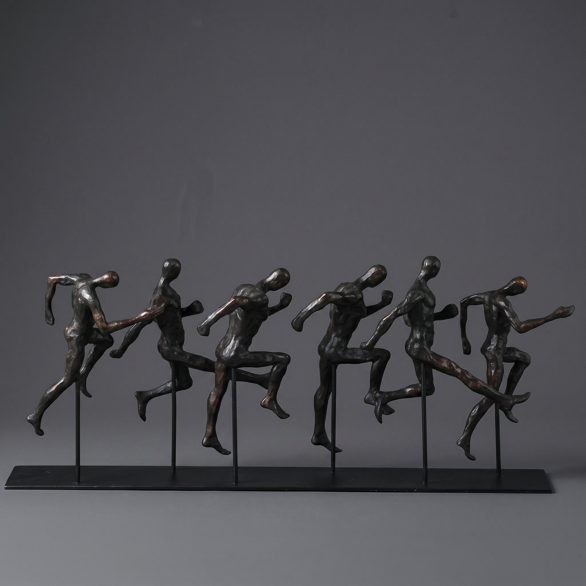 Escultura Decorativa Maratona Corredores em Movimento em Resina e Metal para Sala Escritório e Ambiente Esportivo
