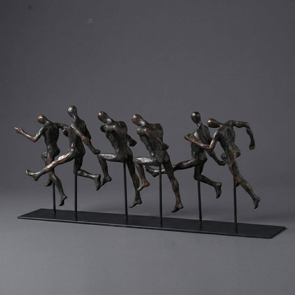 Escultura Decorativa Maratona Corredores em Movimento em Resina e Metal para Sala Escritório e Ambiente Esportivo