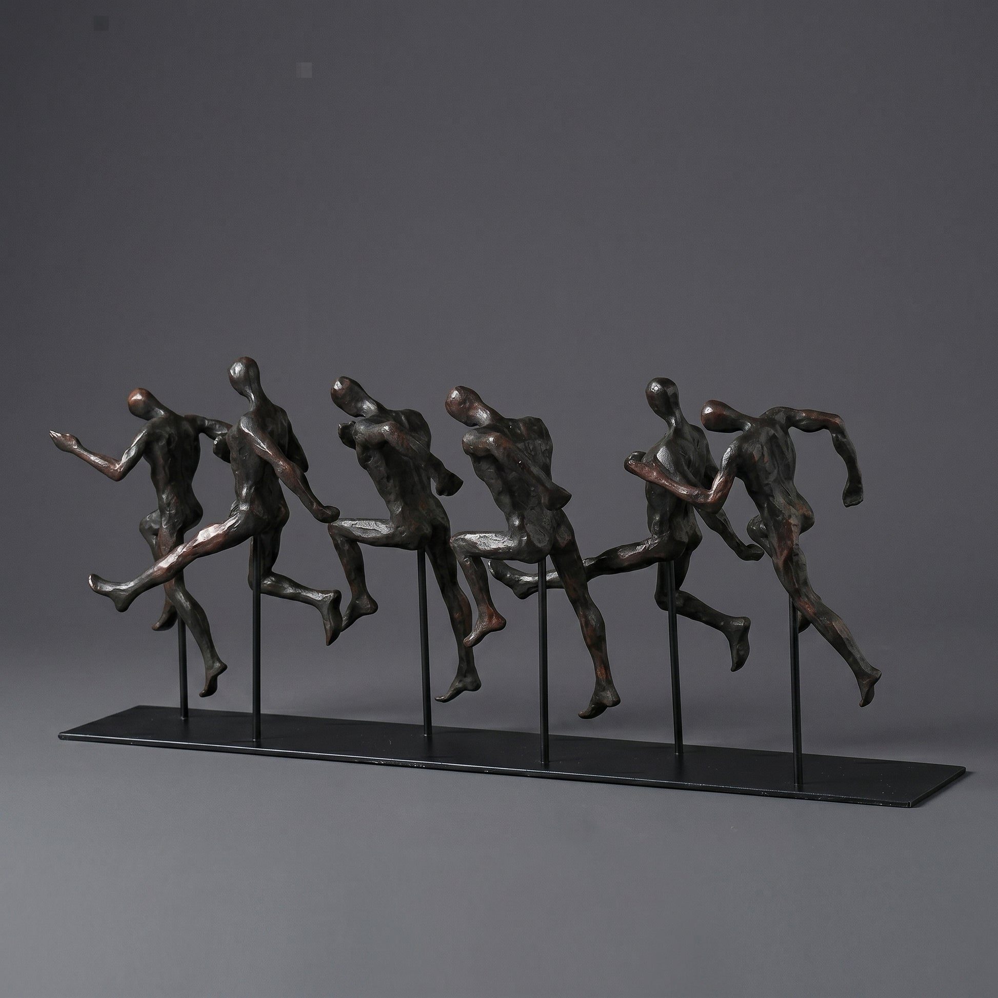 Escultura Decorativa Maratona Corredores em Movimento em Resina e Metal para Sala Escritório e Ambiente Esportivo