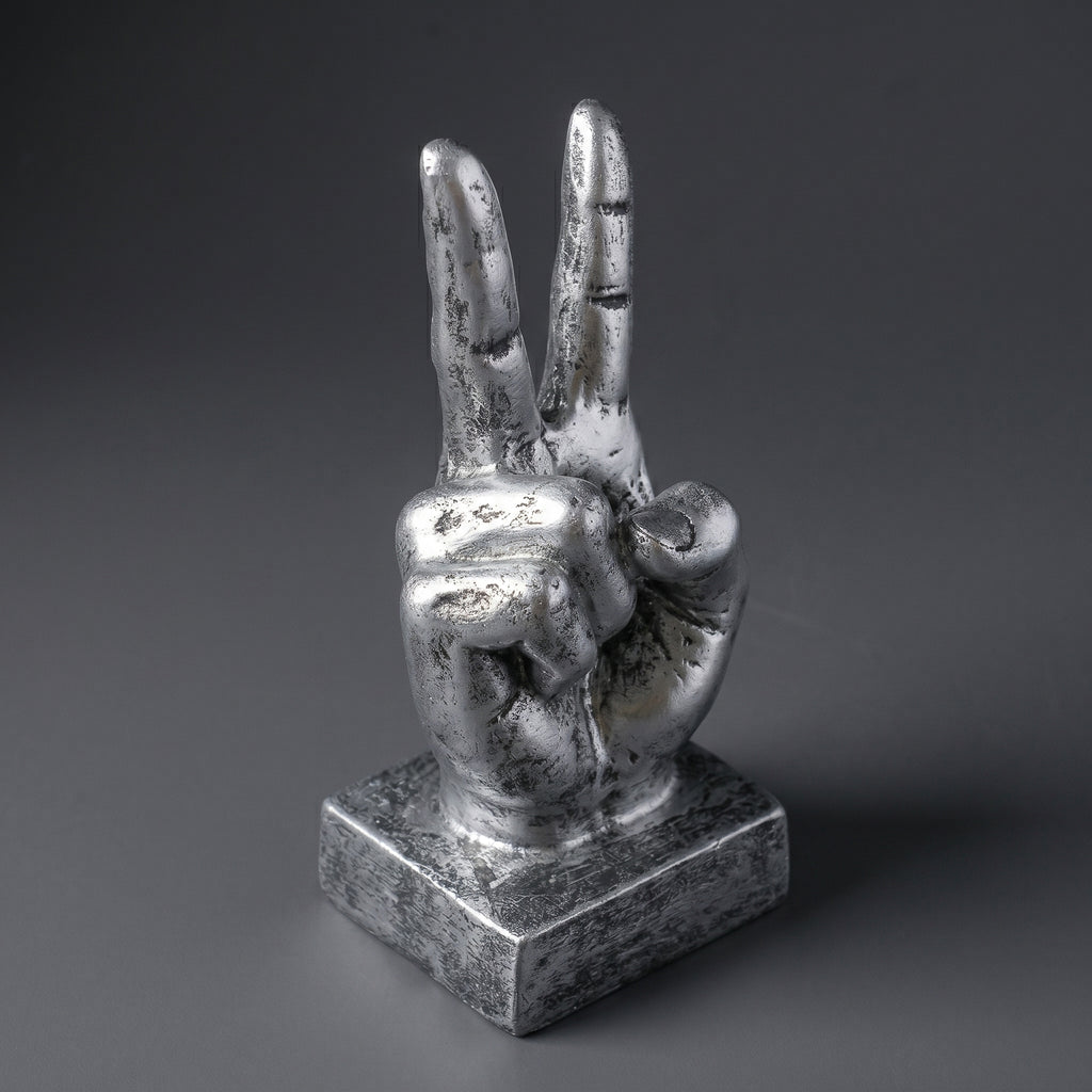 Escultura Decorativa Sinal da Paz em Resina Prateada para Escritório Estante Mesa e Ambientes Modernos
