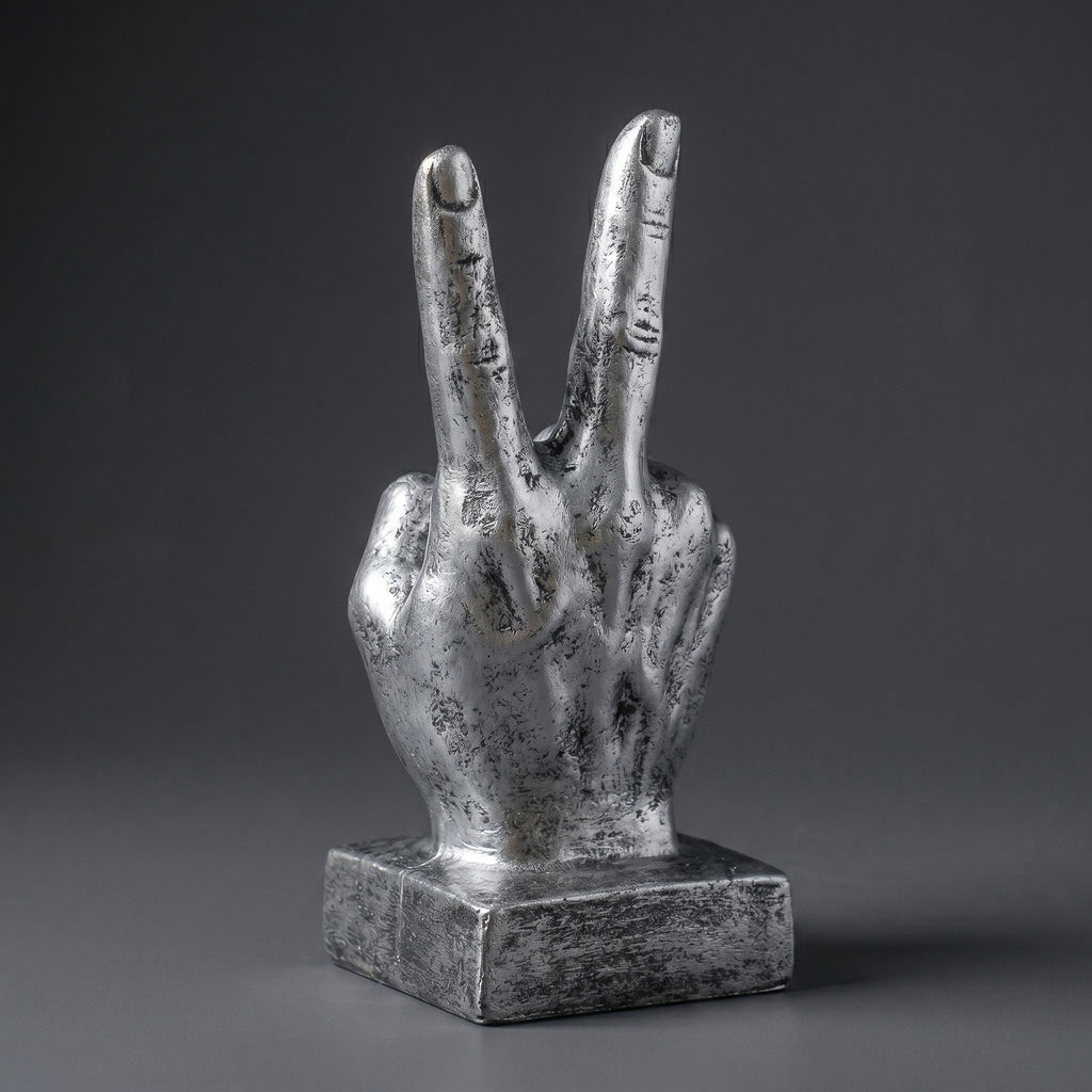 Escultura Decorativa Sinal da Paz em Resina Prateada para Escritório Estante Mesa e Ambientes Modernos