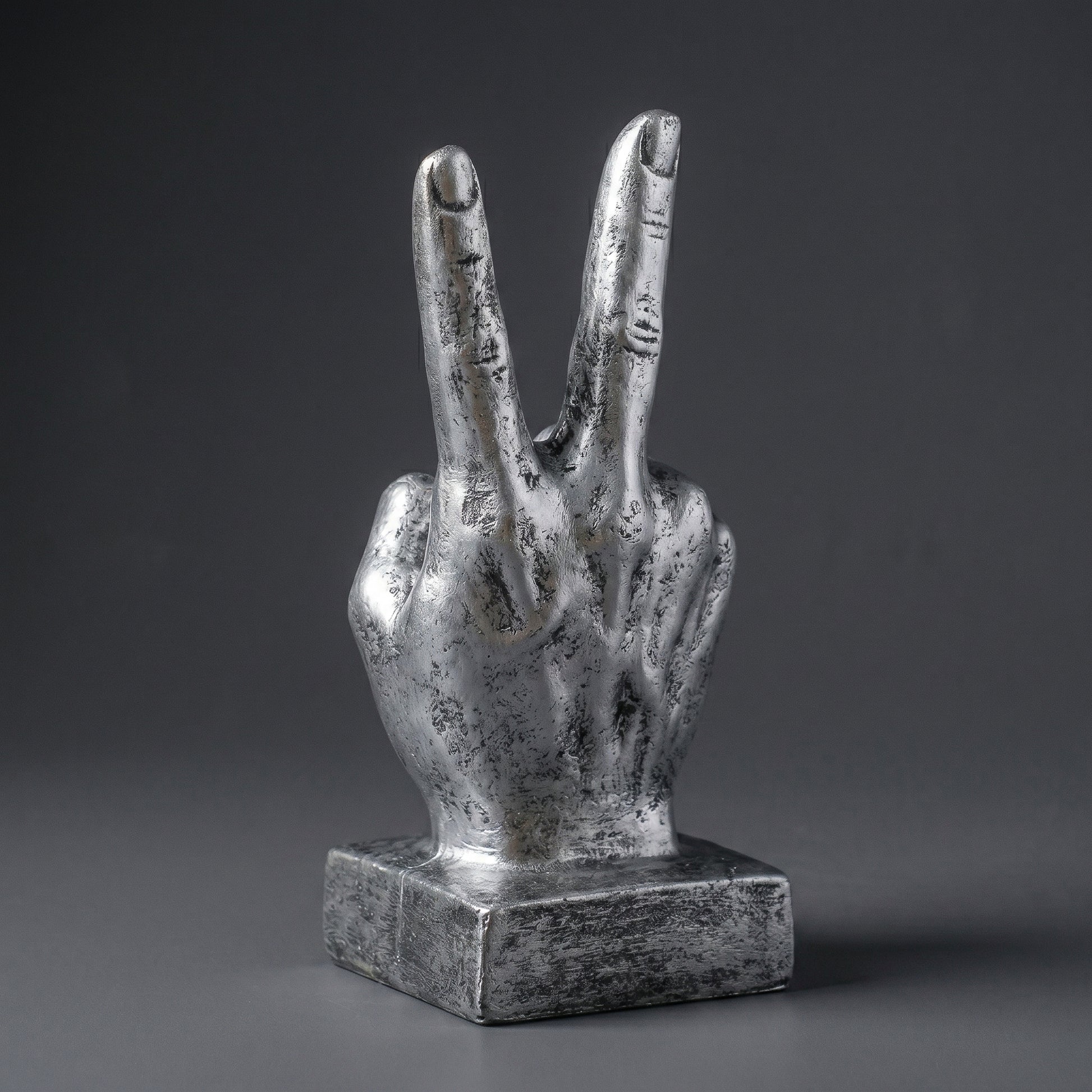 Escultura Decorativa Sinal da Paz em Resina Prateada para Escritório Estante Mesa e Ambientes Modernos