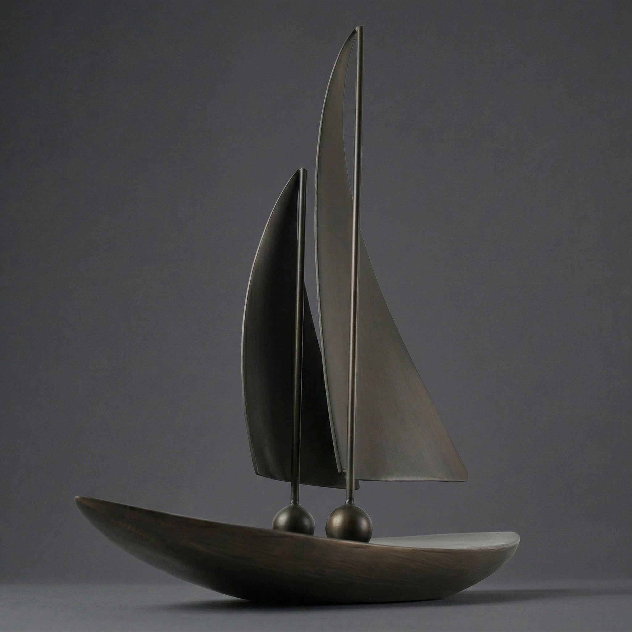 Escultura Náutica Minimalista em Resina Preta Fosca