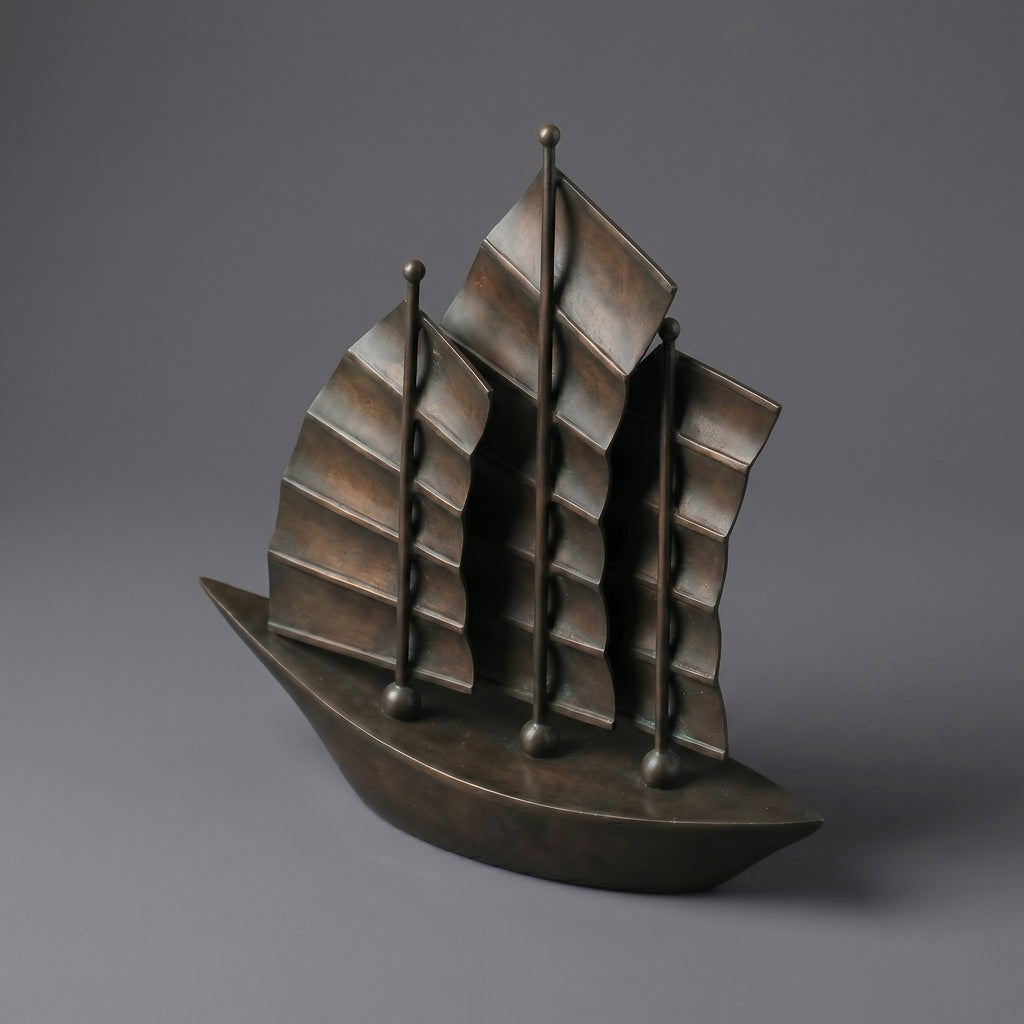 Escultura Náutica de Veleiro Triplo em Metal e Resina Estilo Oriental Contemporâneo