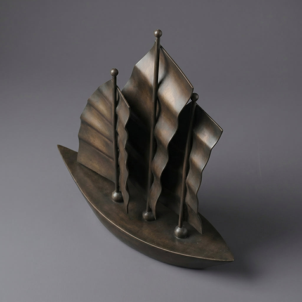 Escultura Náutica de Veleiro Triplo em Metal e Resina Estilo Oriental Contemporâneo