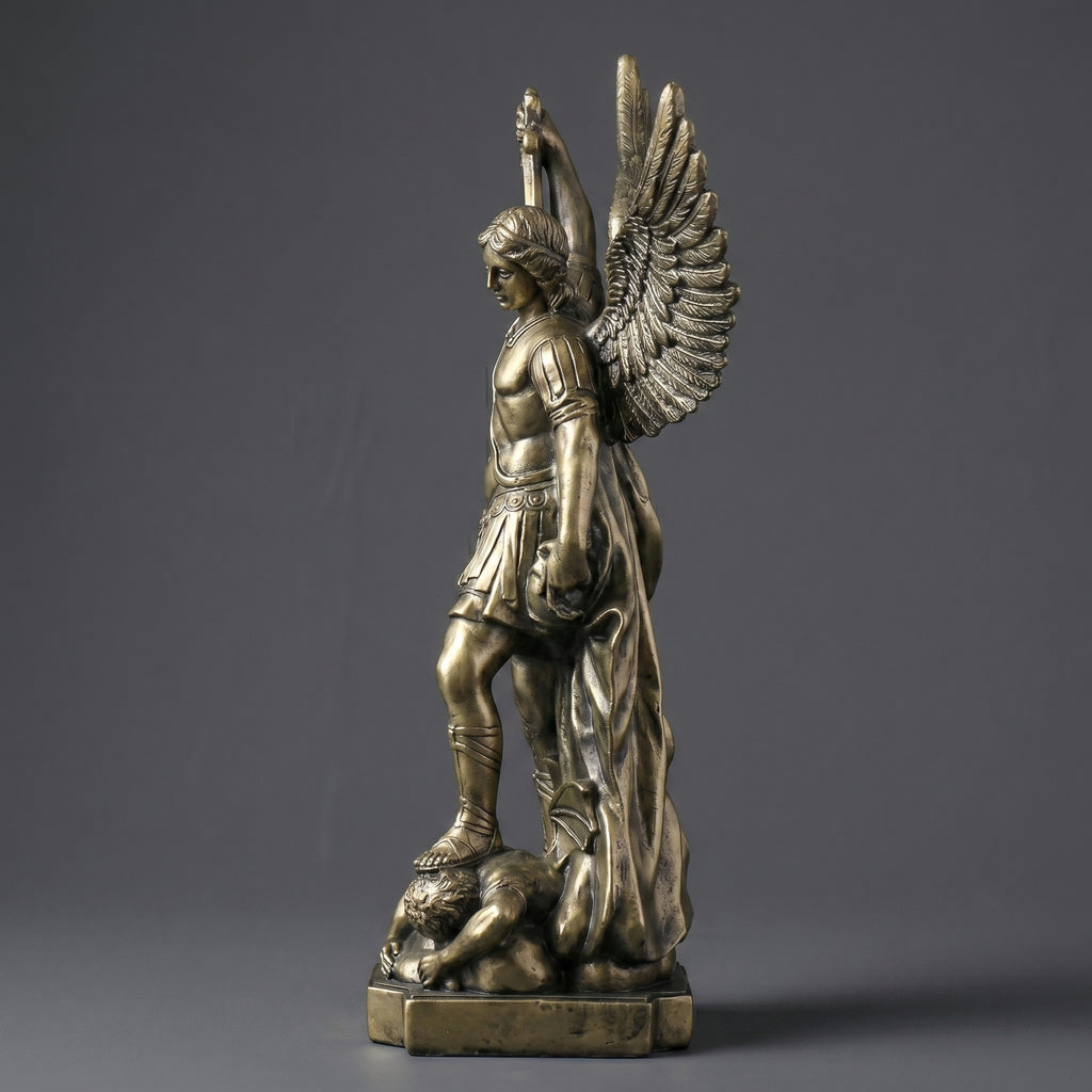 Escultura Arcanjo Miguel em Resina Dourada Estilo Clássico