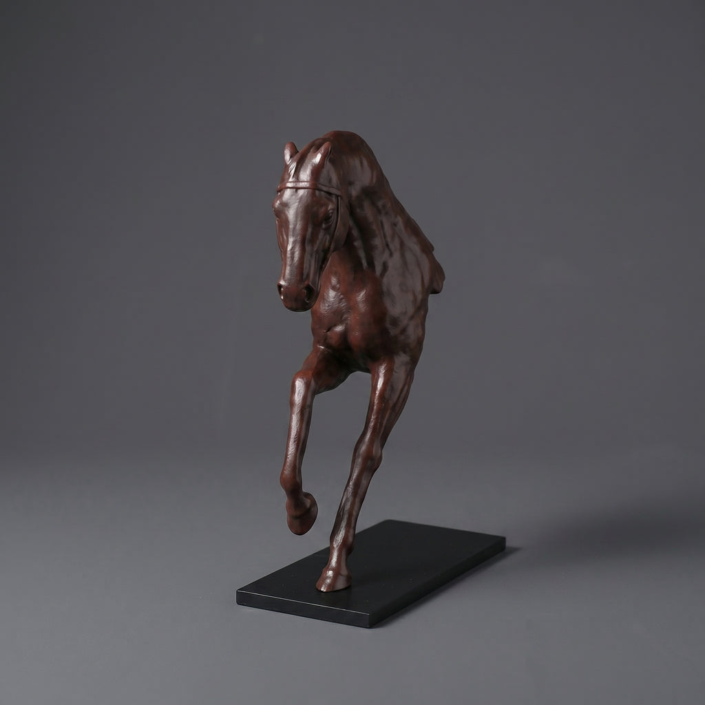 Escultura Decorativa Cavalo em Movimento Estilo Clássico Contemporâneo em Resina