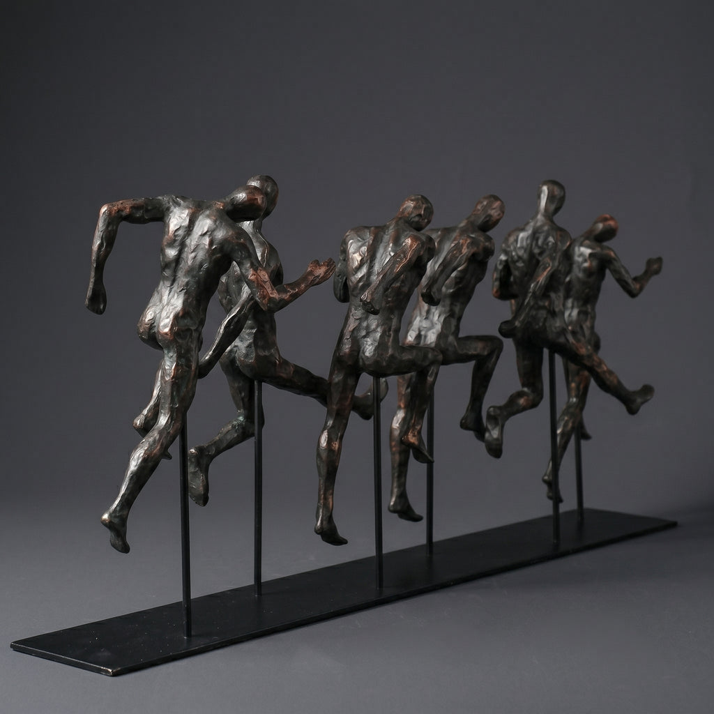 Escultura Decorativa Maratona Corredores em Movimento em Resina e Metal para Sala Escritório e Ambiente Esportivo