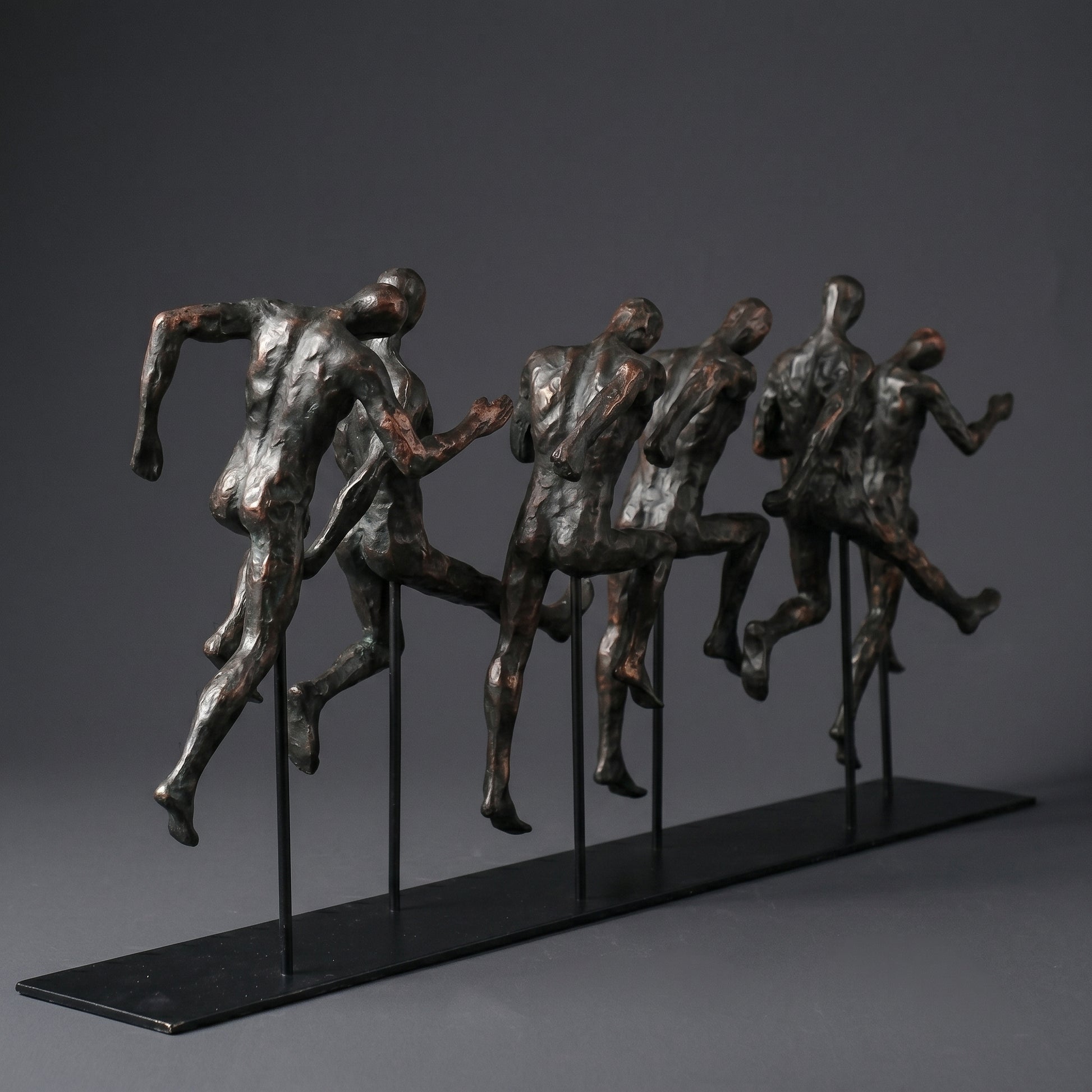 Escultura Decorativa Maratona Corredores em Movimento em Resina e Metal para Sala Escritório e Ambiente Esportivo