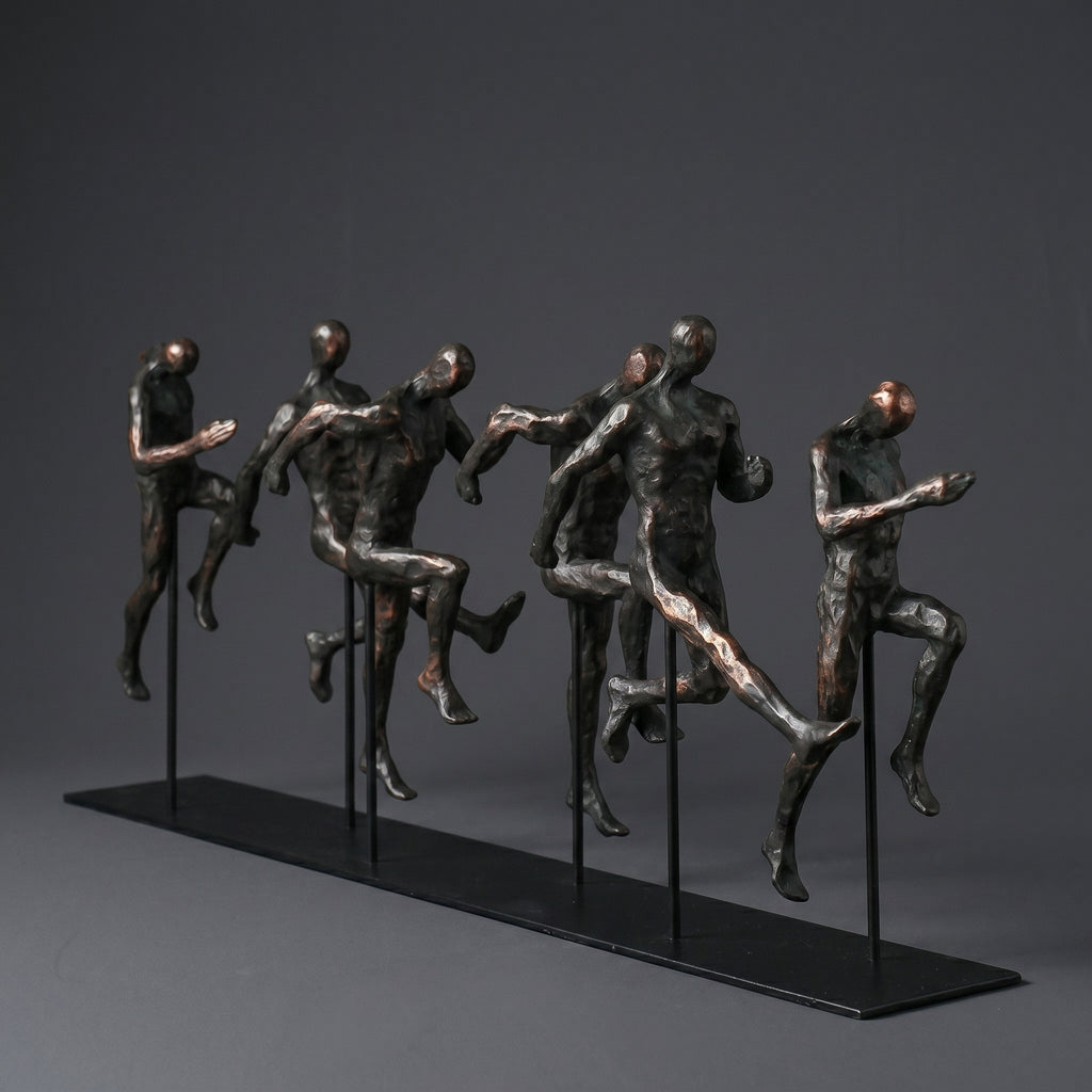 Escultura Decorativa Maratona Corredores em Movimento em Resina e Metal para Sala Escritório e Ambiente Esportivo