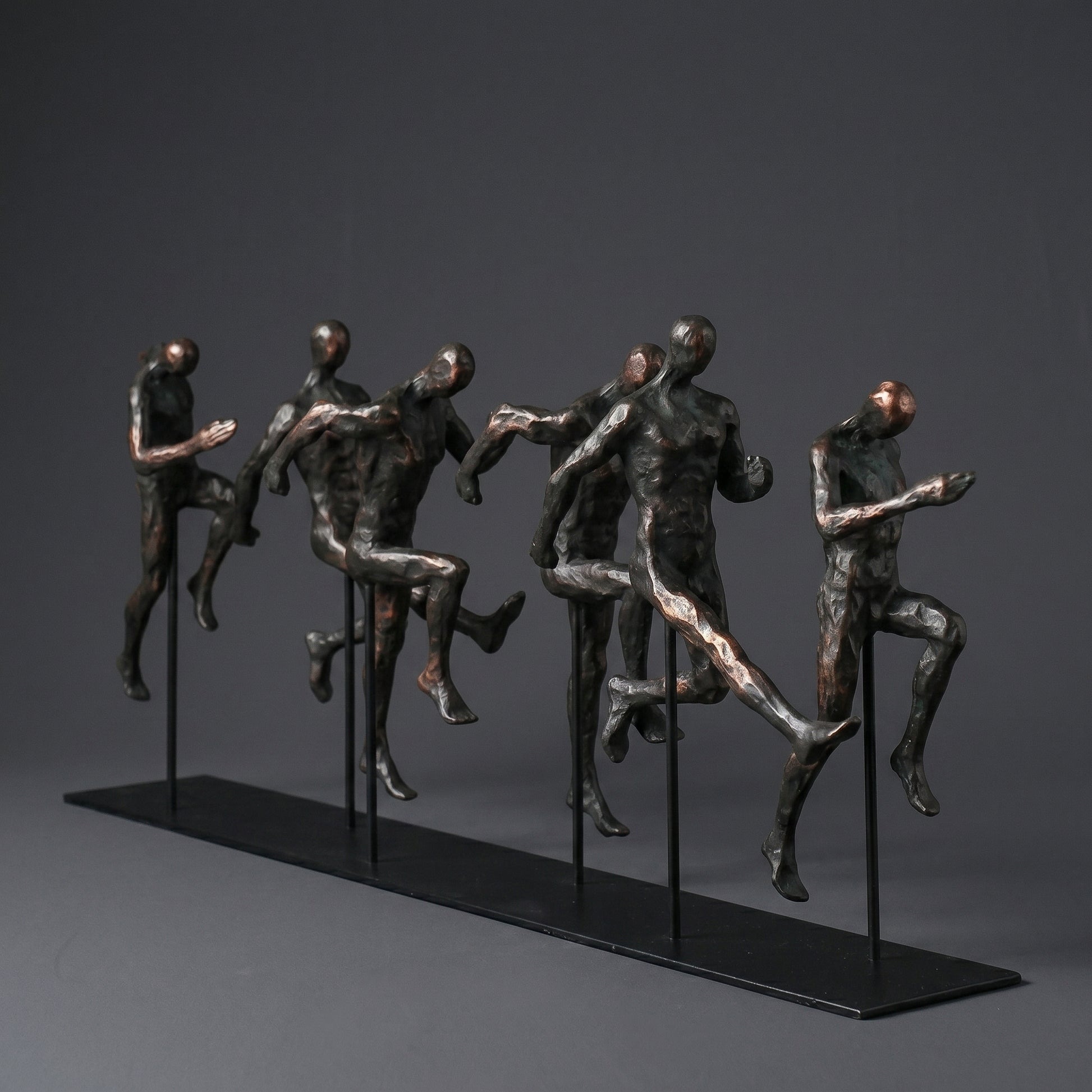 Escultura Decorativa Maratona Corredores em Movimento em Resina e Metal para Sala Escritório e Ambiente Esportivo