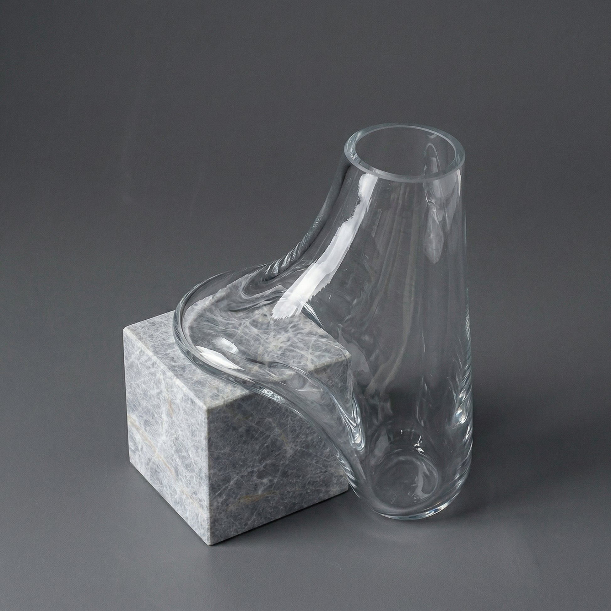 Vaso Decorativo Escultural em Vidro com Base em Mármore Minimalista