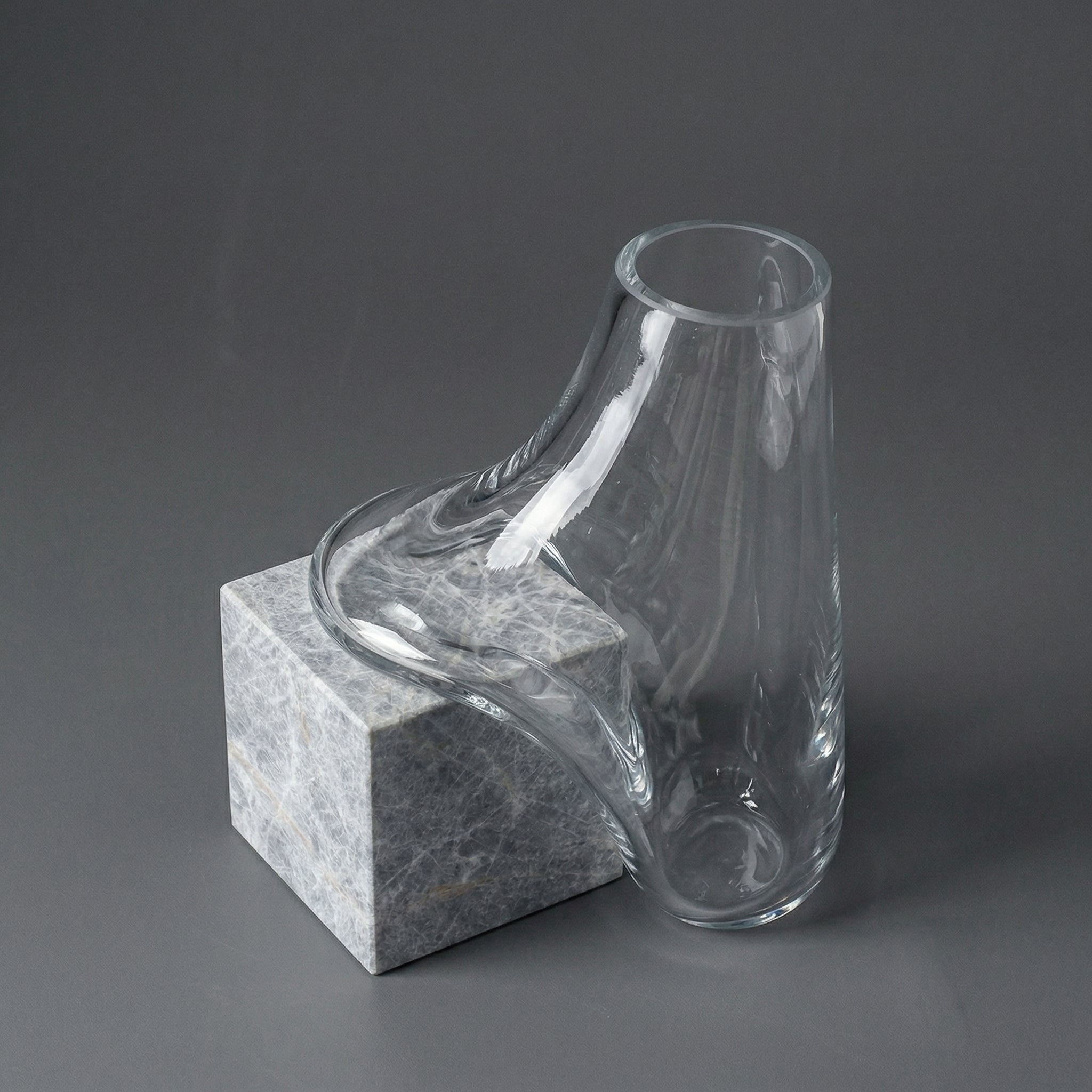 Vaso Decorativo Escultural em Vidro com Base em Mármore Minimalista