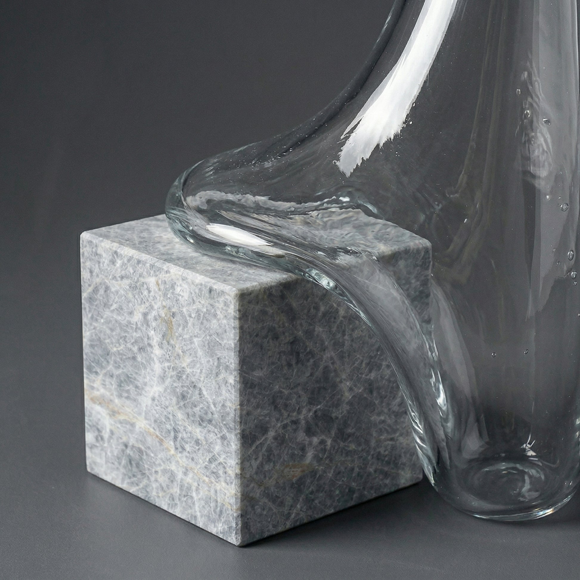 Vaso Decorativo Escultural em Vidro com Base em Mármore Minimalista