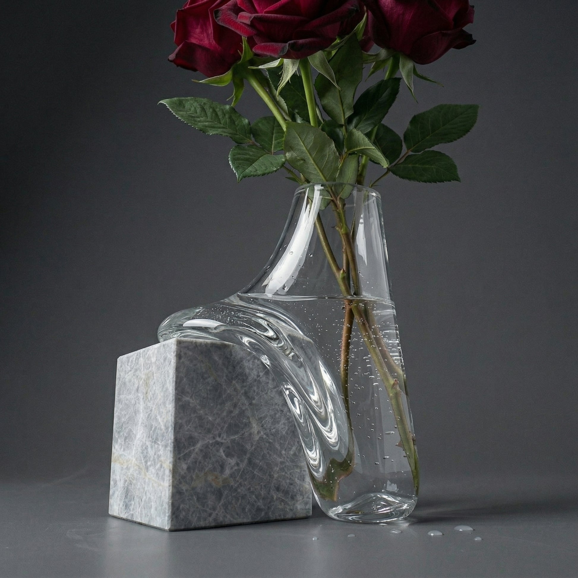 Vaso Decorativo Escultural em Vidro com Base em Mármore Minimalista