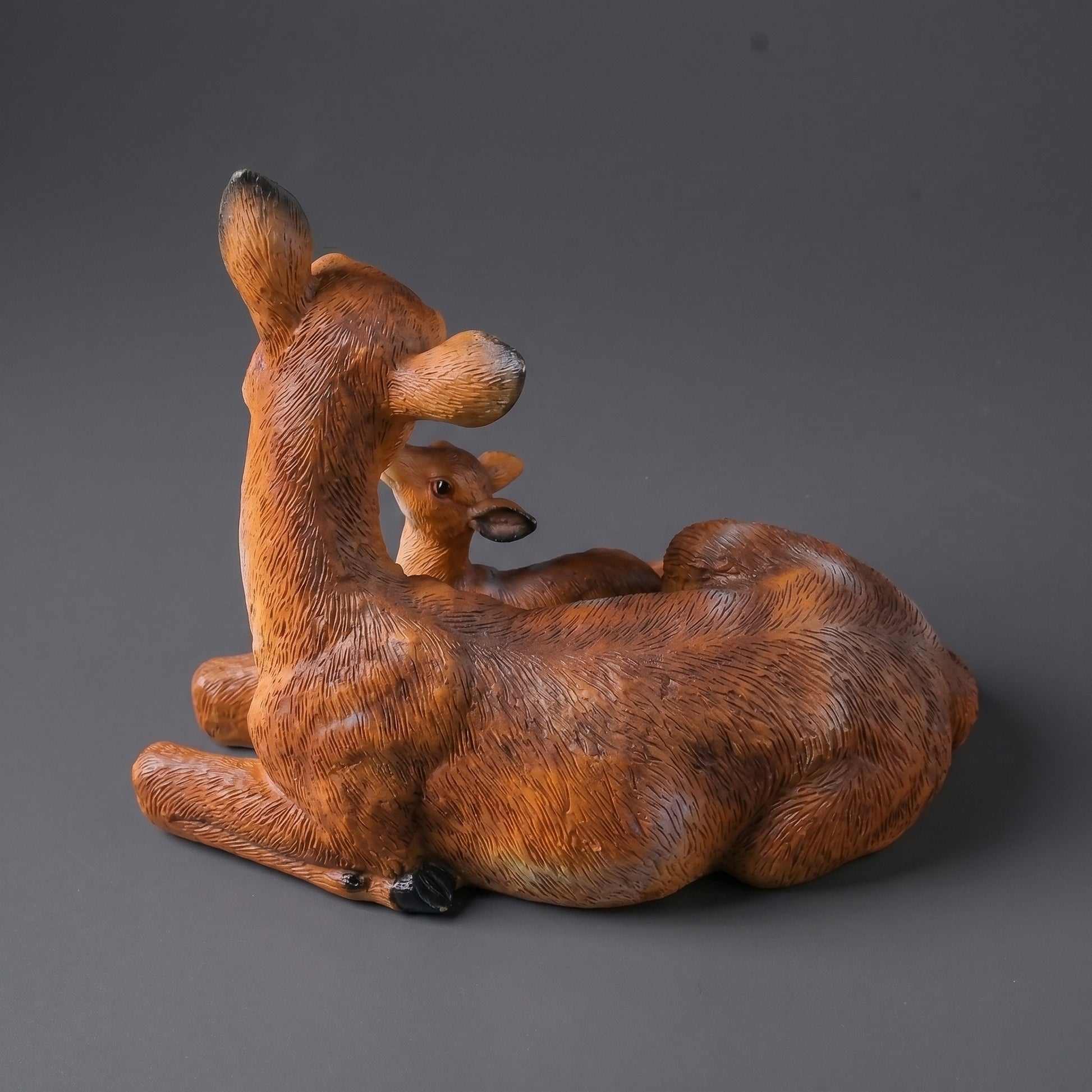 Escultura Decorativa Mãe Cervo e Filhote em Resina