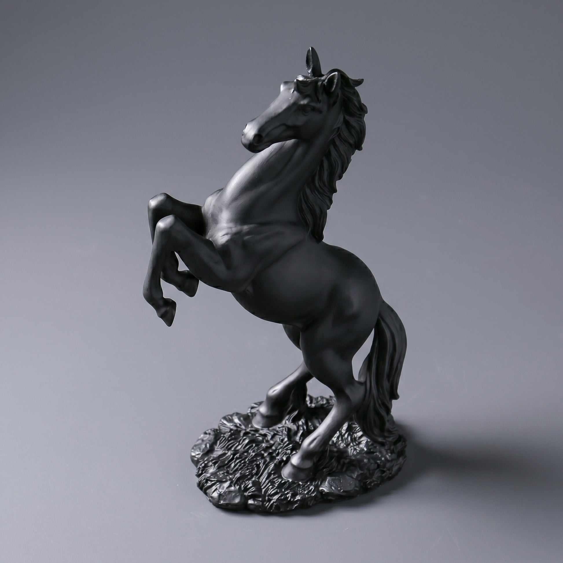 Escultura Decorativa Cavalo em Movimento em Resina Dourada