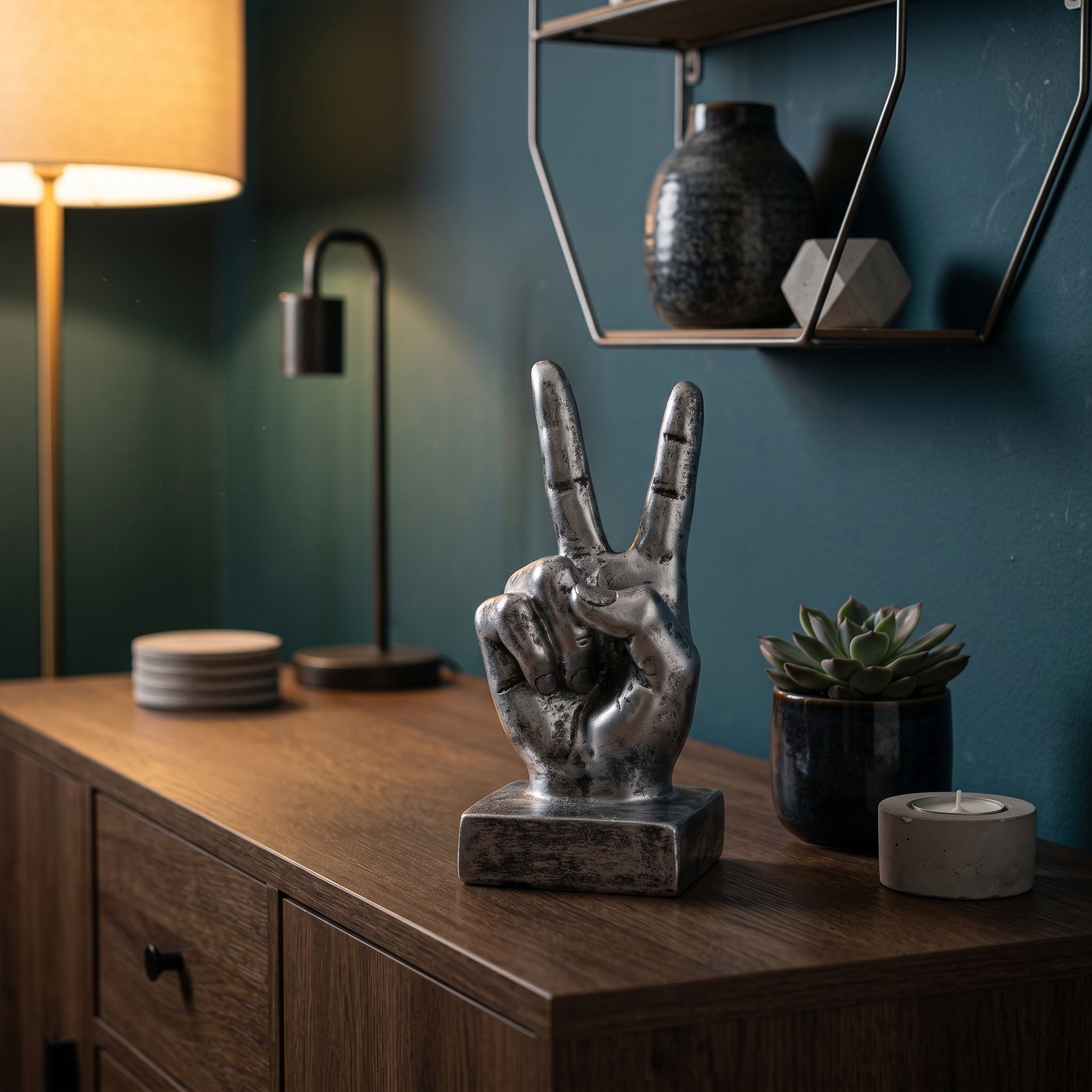 Escultura Decorativa Sinal da Paz em Resina Prateada para Escritório Estante Mesa e Ambientes Modernos