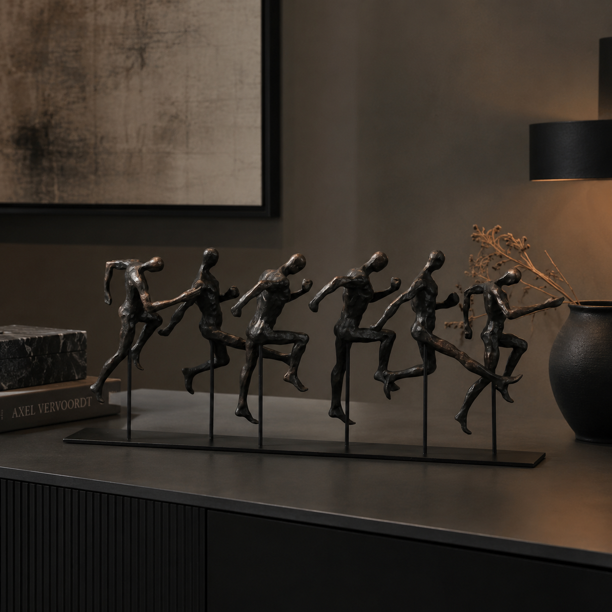 Escultura Decorativa Maratona Corredores em Movimento em Resina e Metal para Sala Escritório e Ambiente Esportivo