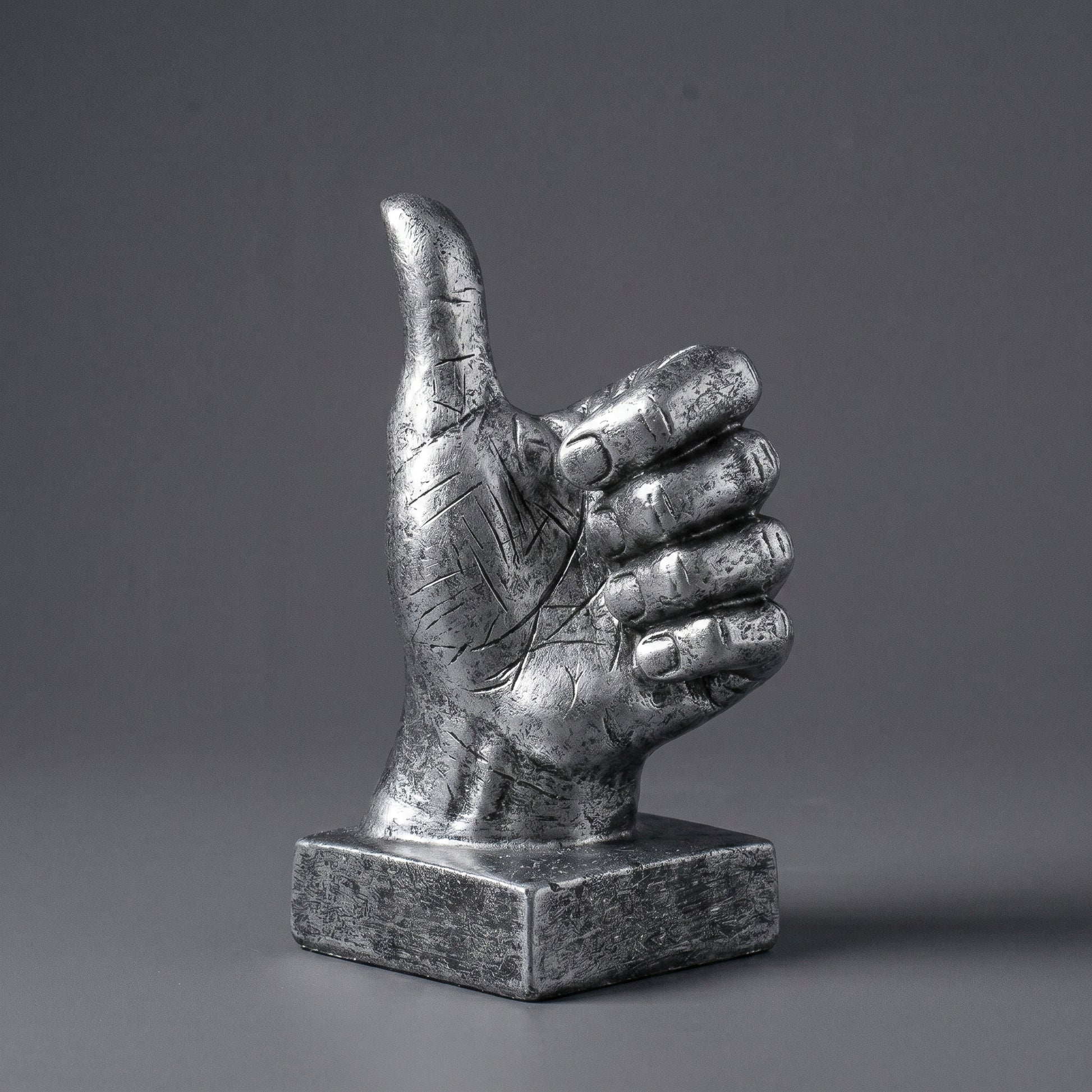 Escultura Decorativa Sinal de Aprovação Polegar Positivo Joinha em Resina Prateada para Escritório Estante Mesa e Ambientes Modernos