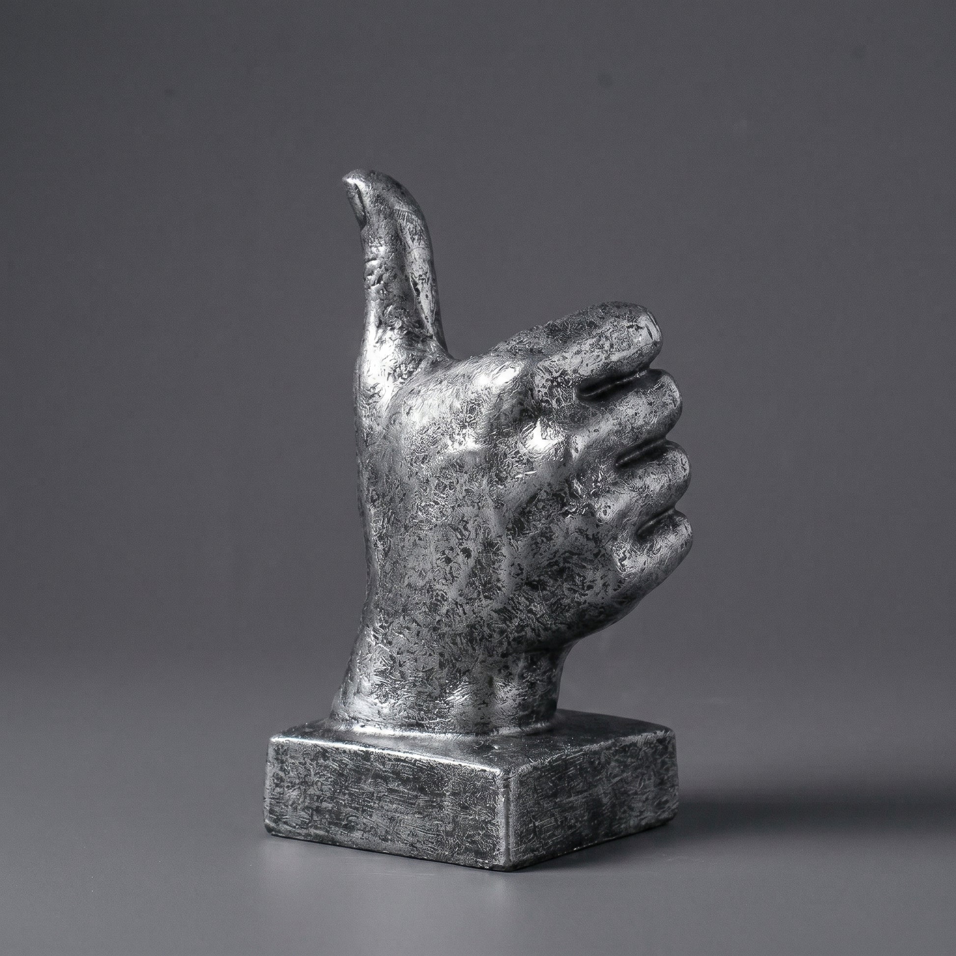 Escultura Decorativa Sinal de Aprovação Polegar Positivo Joinha em Resina Prateada para Escritório Estante Mesa e Ambientes Modernos